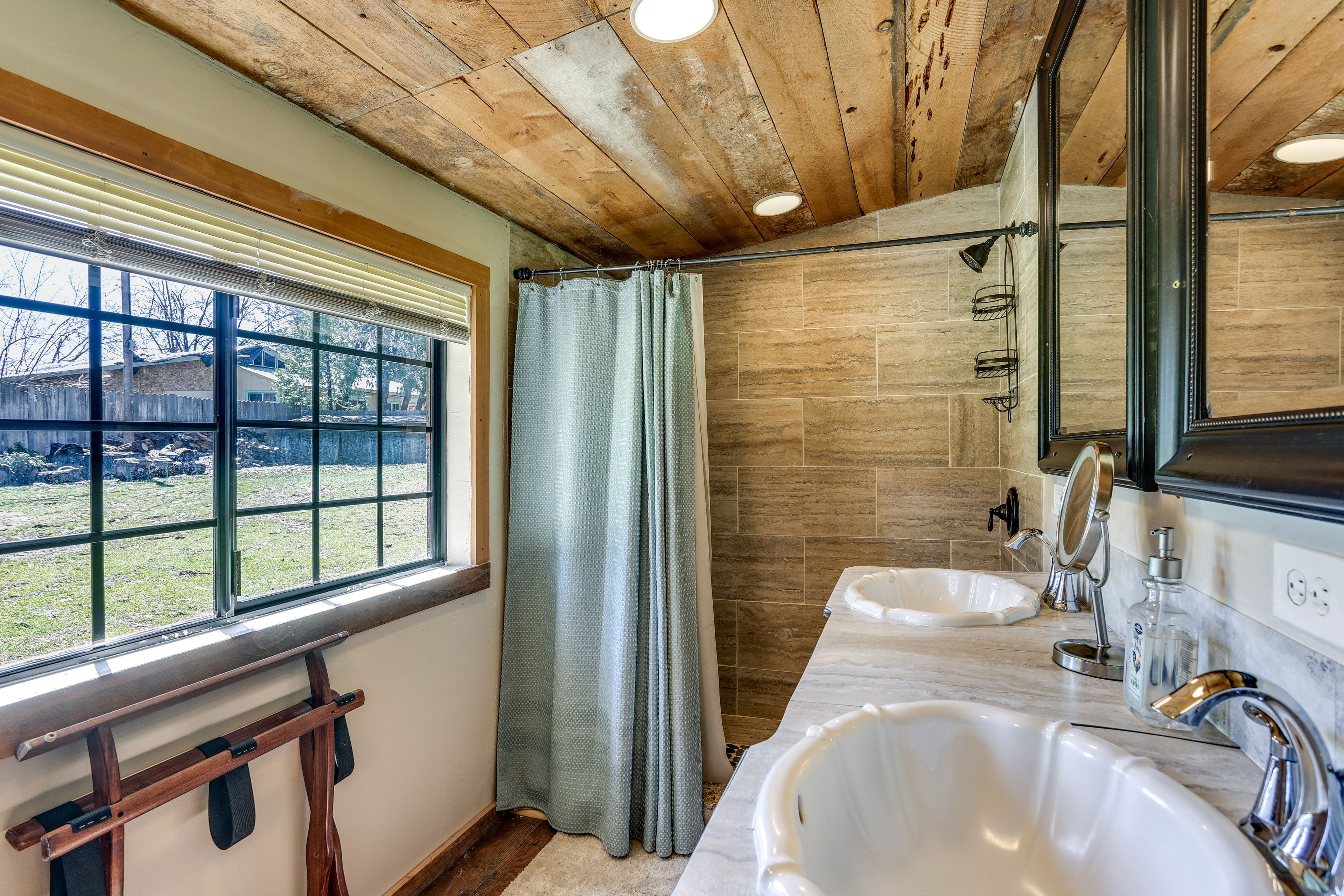 Full Bathroom | Complimentary Toiletries