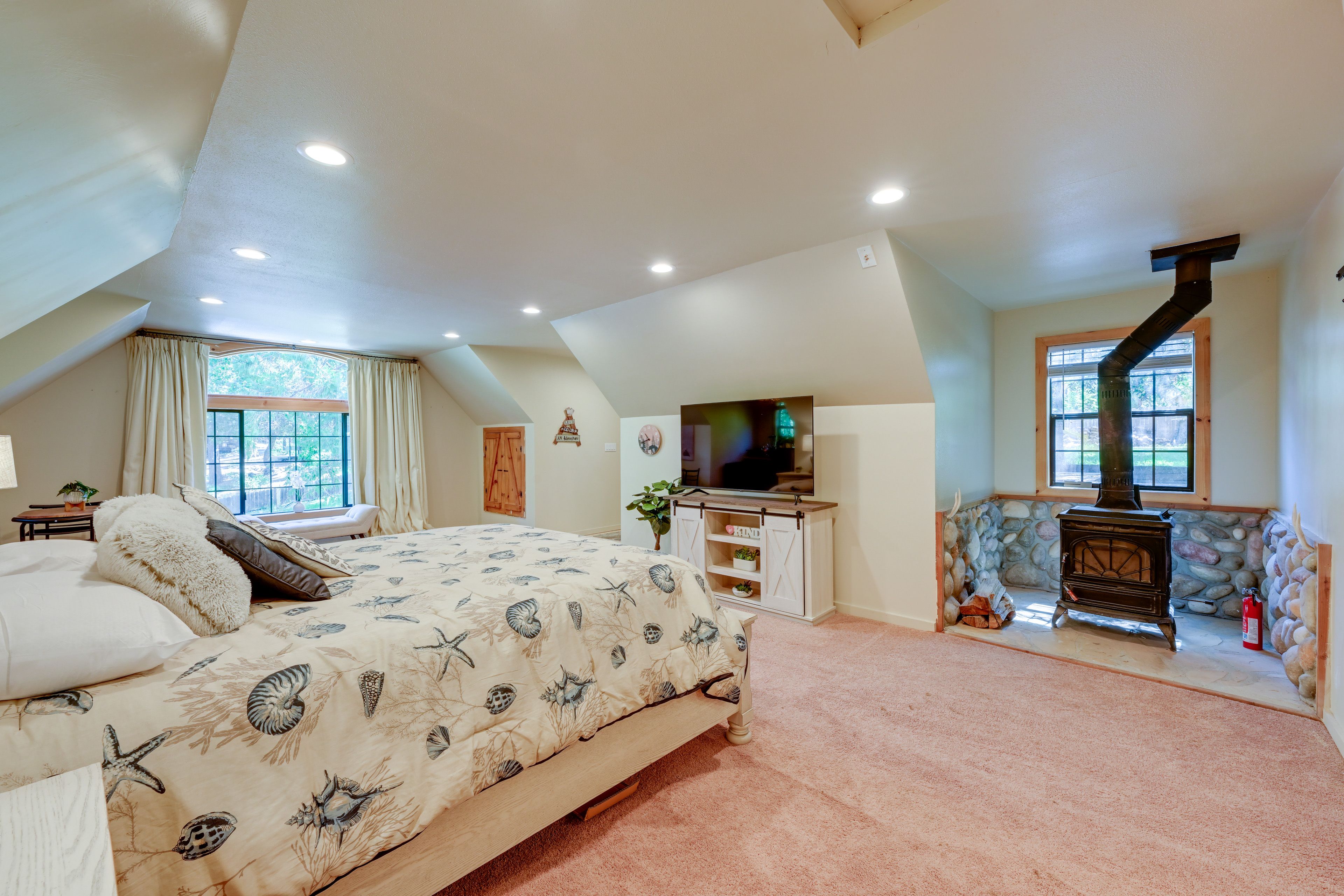 Studio | Smart TV | Wood-Burning Stove (Decorative Only)
