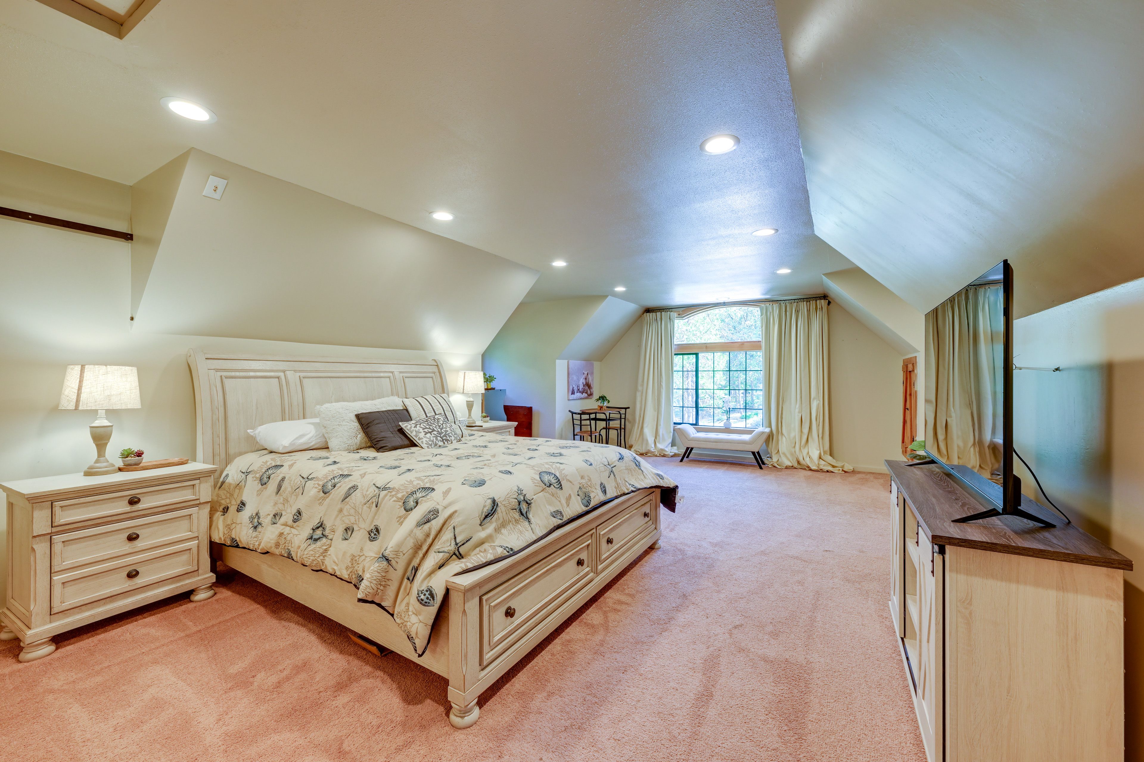 Studio | California King Bed | Linens & Towels Provided