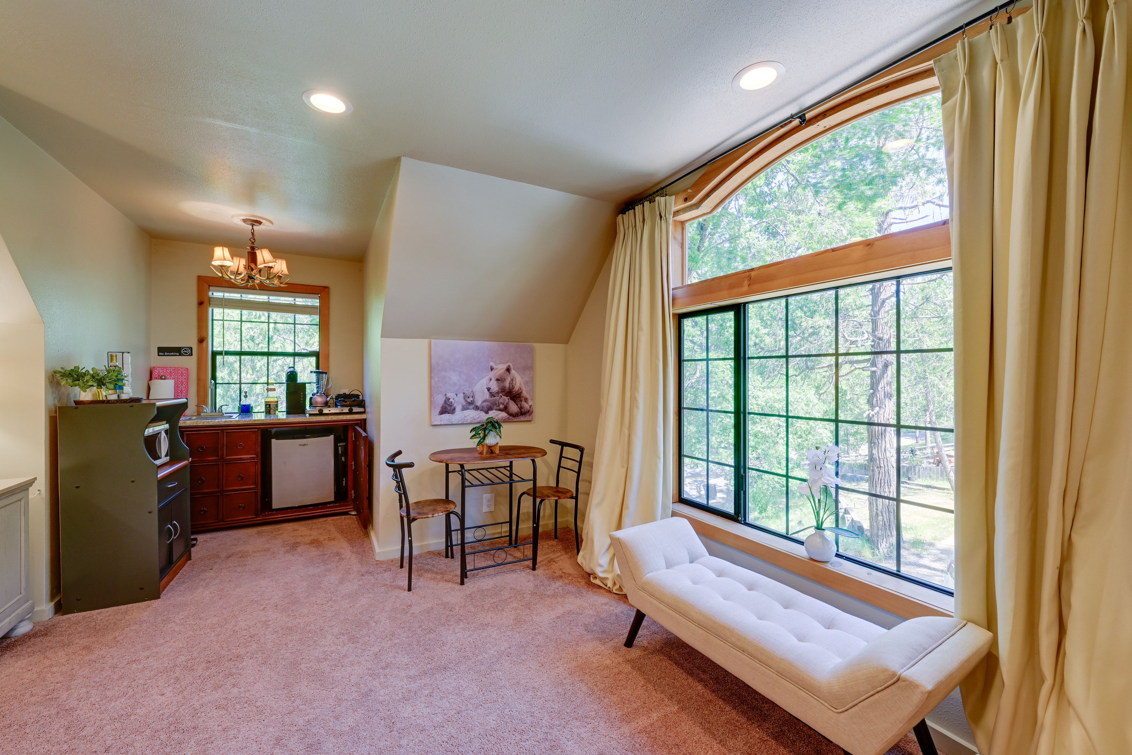 Kitchenette & Dining Area | Dishes & Flatware Provided