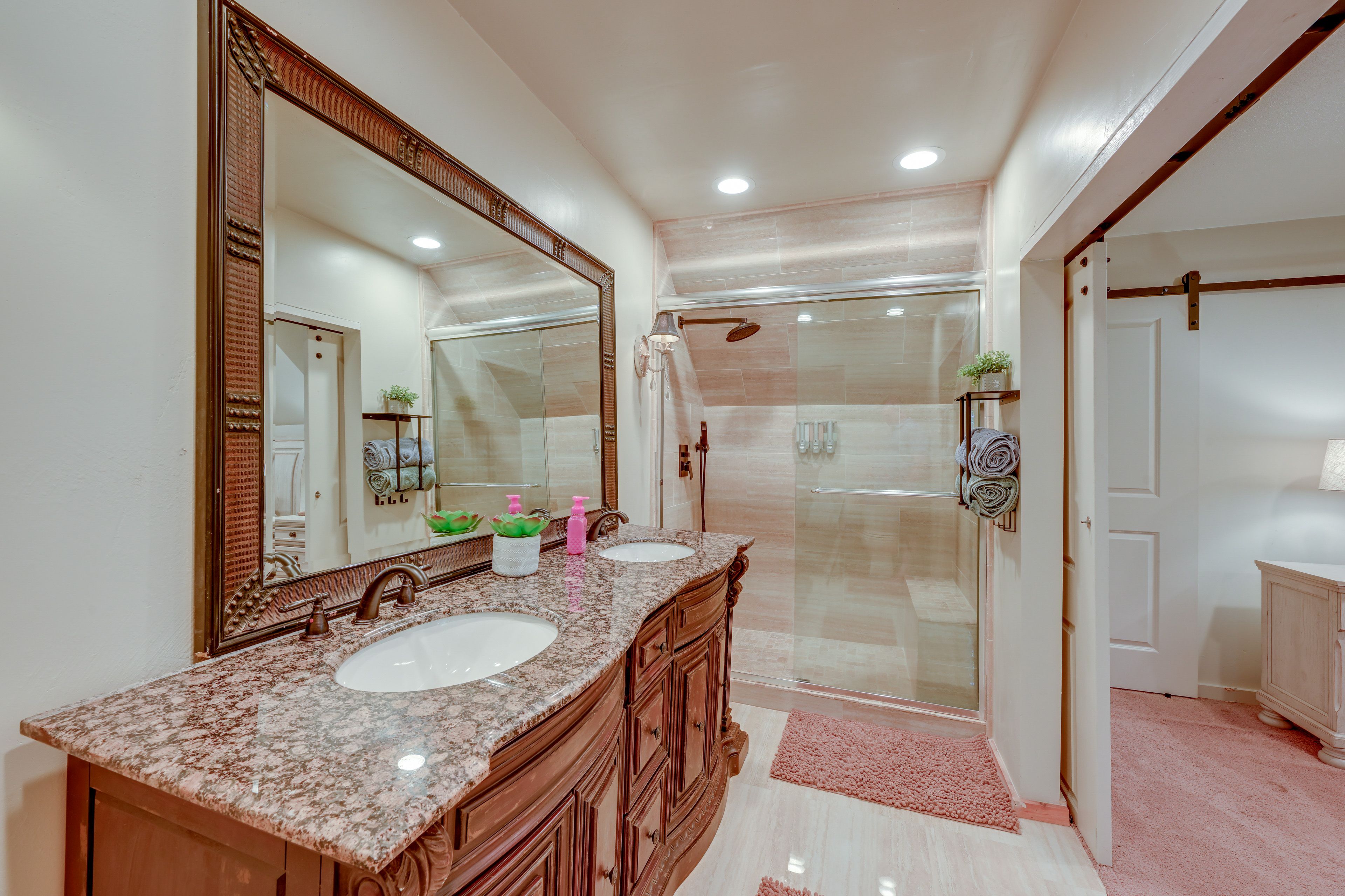 Full Bathroom | Complimentary Toiletries