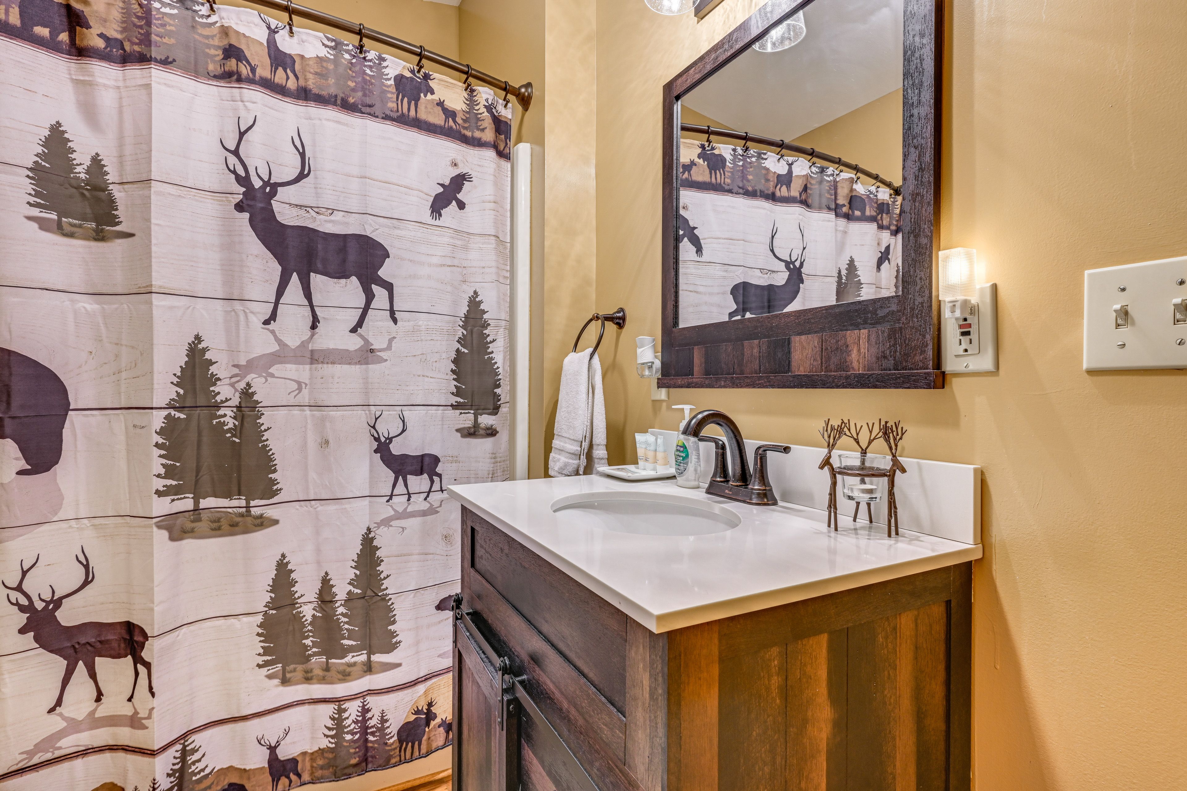 Full Bathroom | Towels Provided