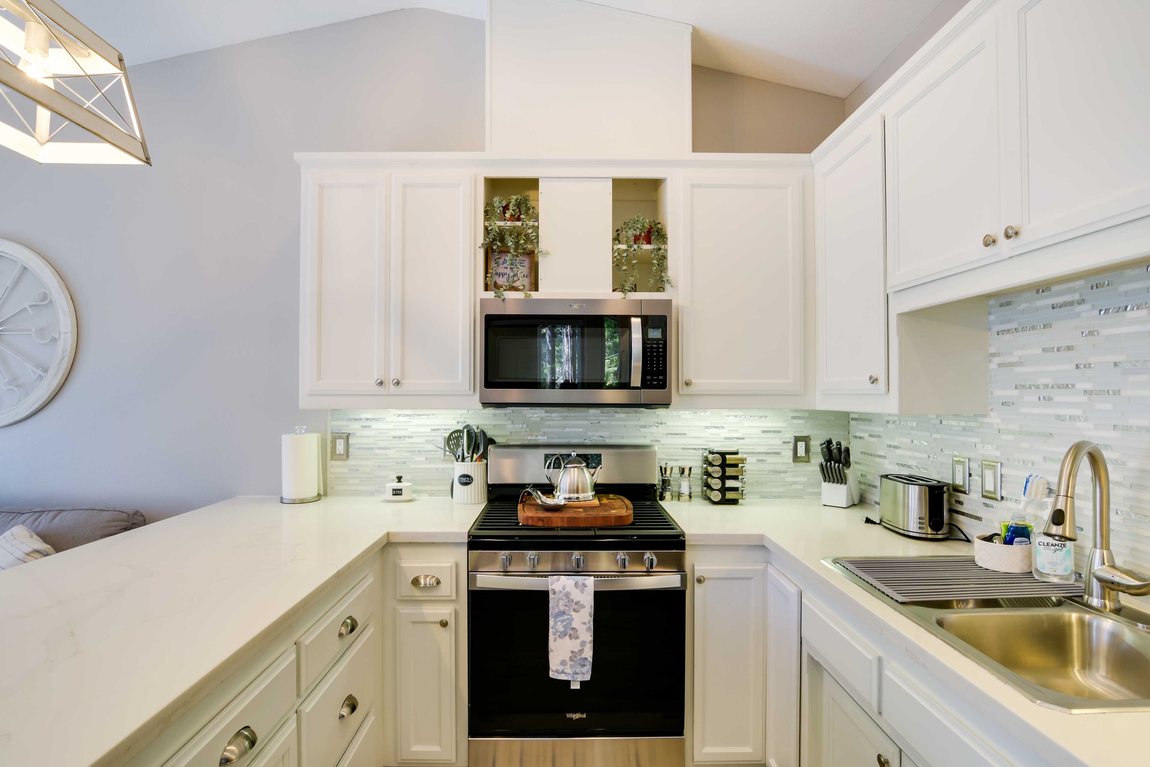 Kitchen | Dishware & Flatware Provided | Equipped w/ Cooking Essentials