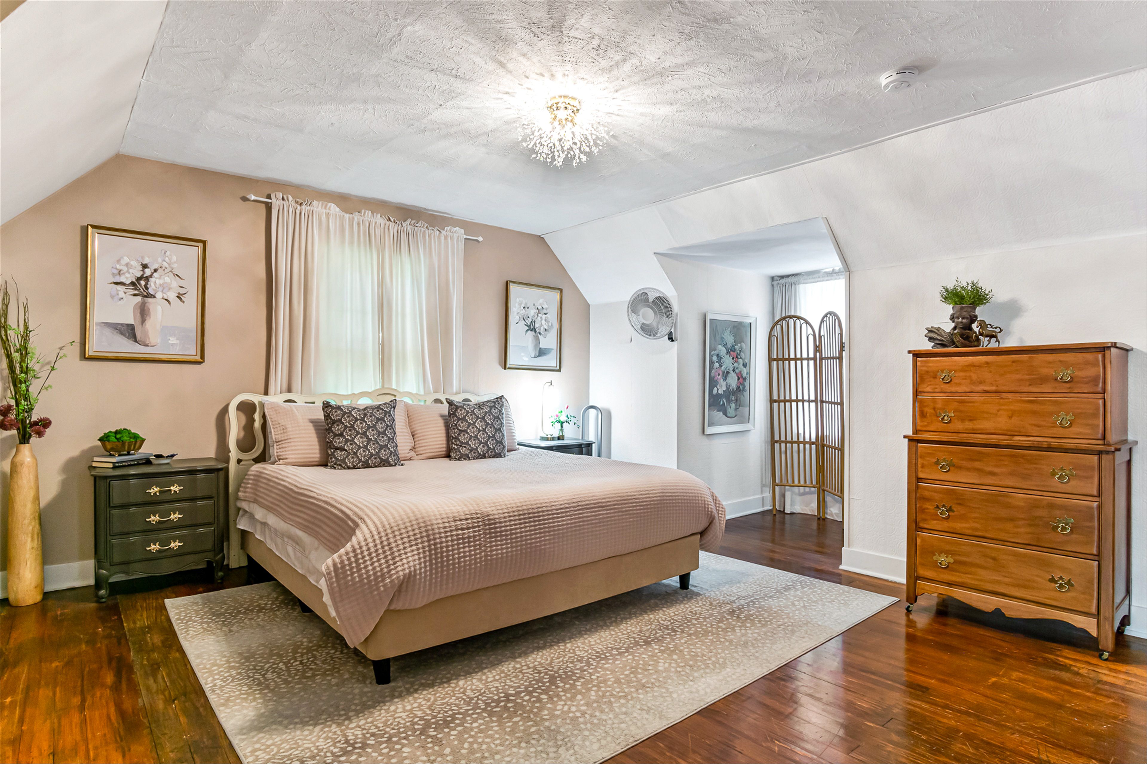 Bedroom 2 | California King Bed | Sitting Area | 2nd Floor