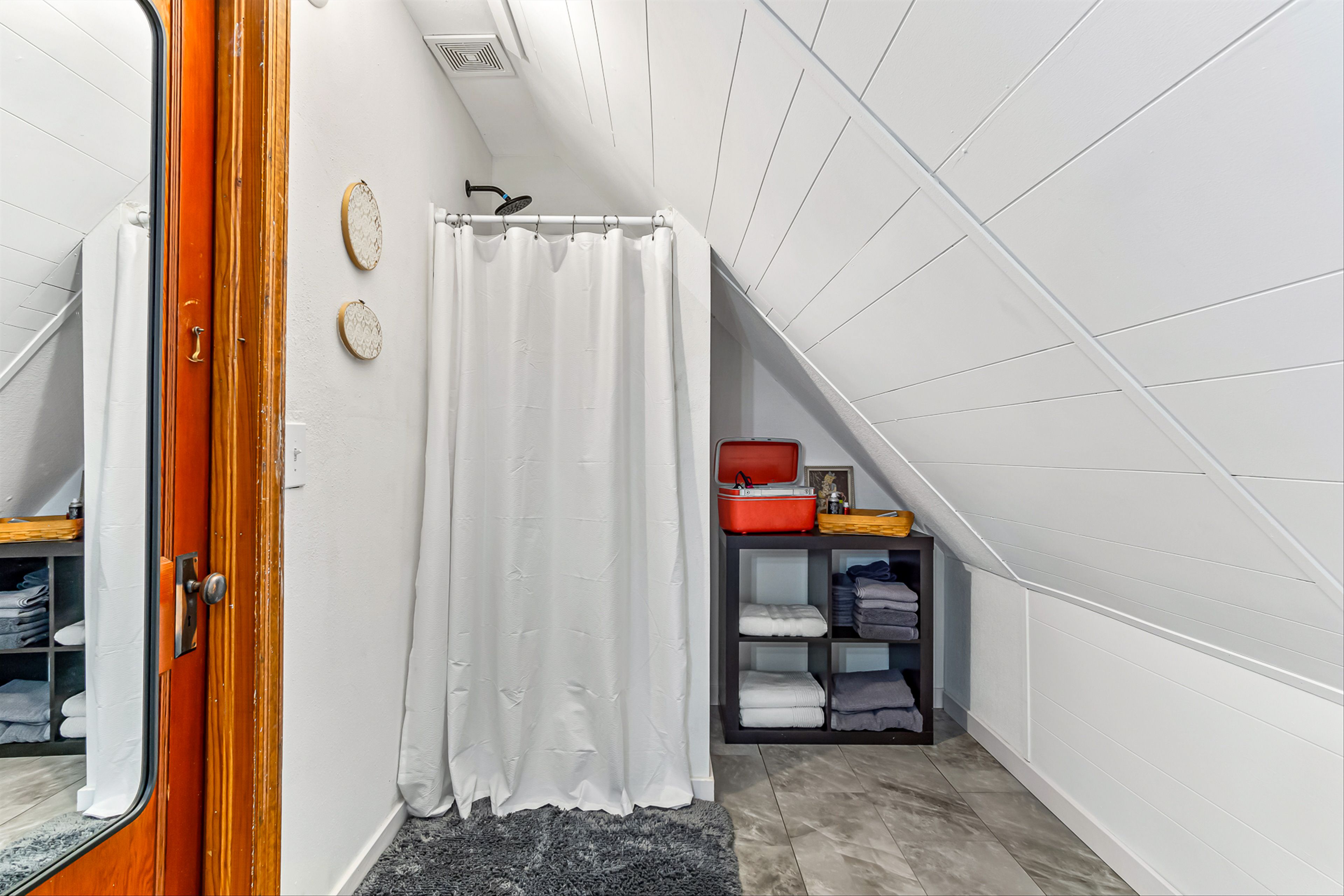 Full Bathroom | 2nd Floor