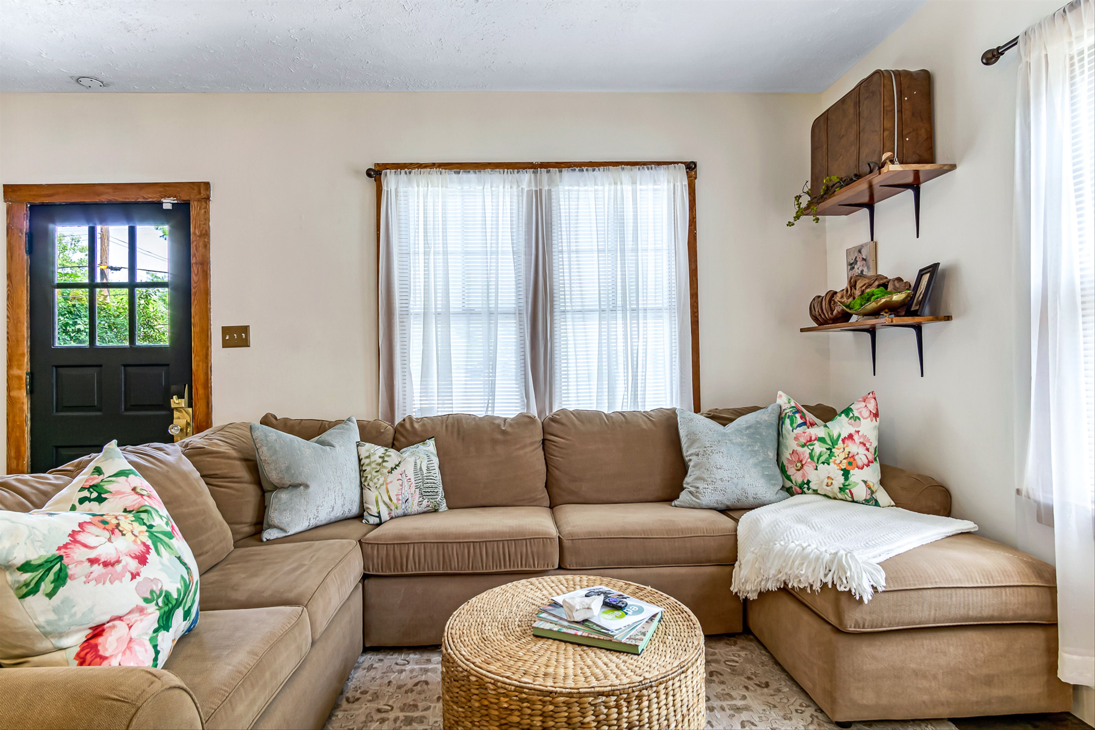 Living Room | 1st Floor | Smart TV | Free WiFi | Central A/C & Heating