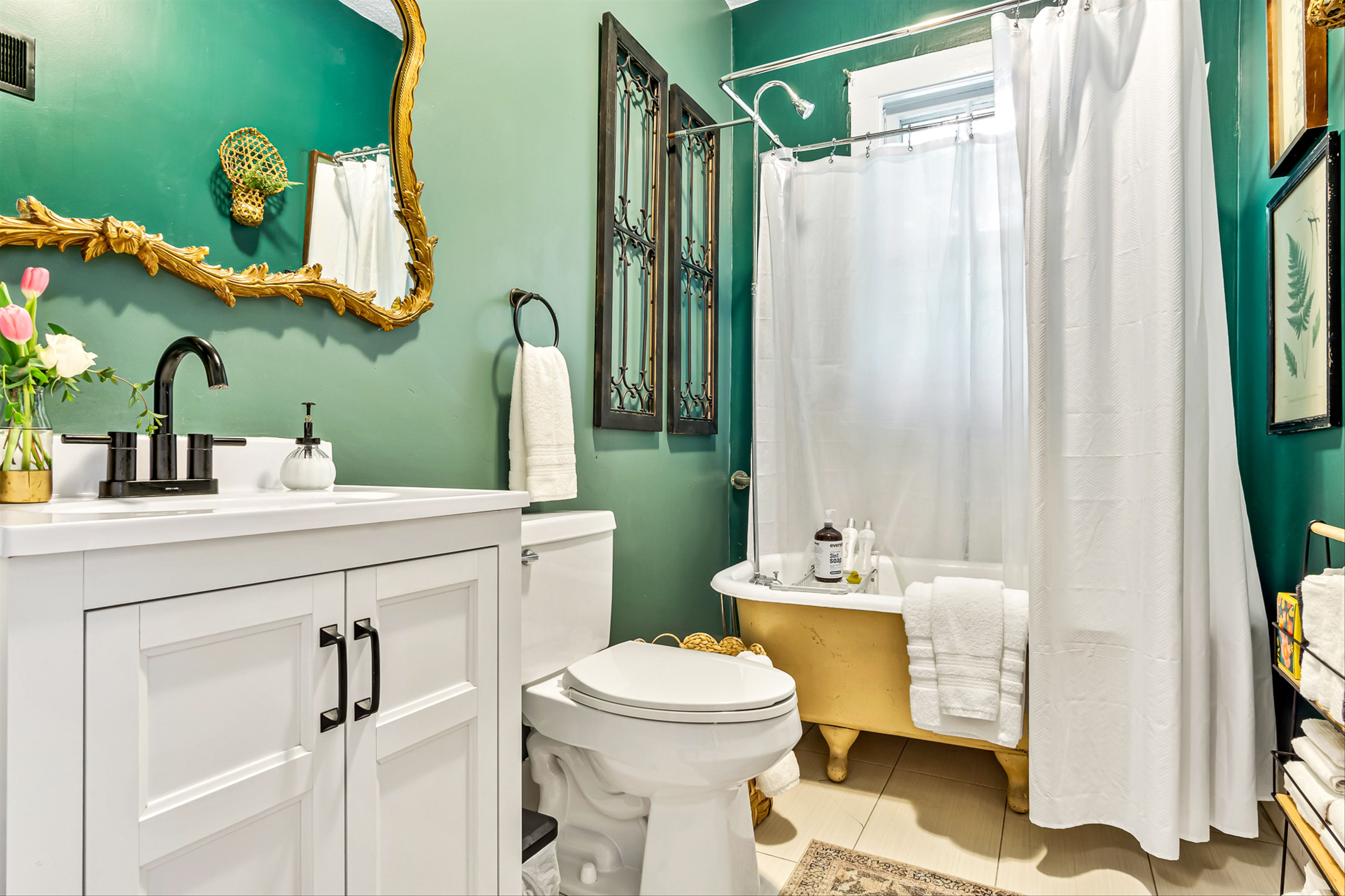 Full Bathroom | 1st Floor | Complimentary Toiletries