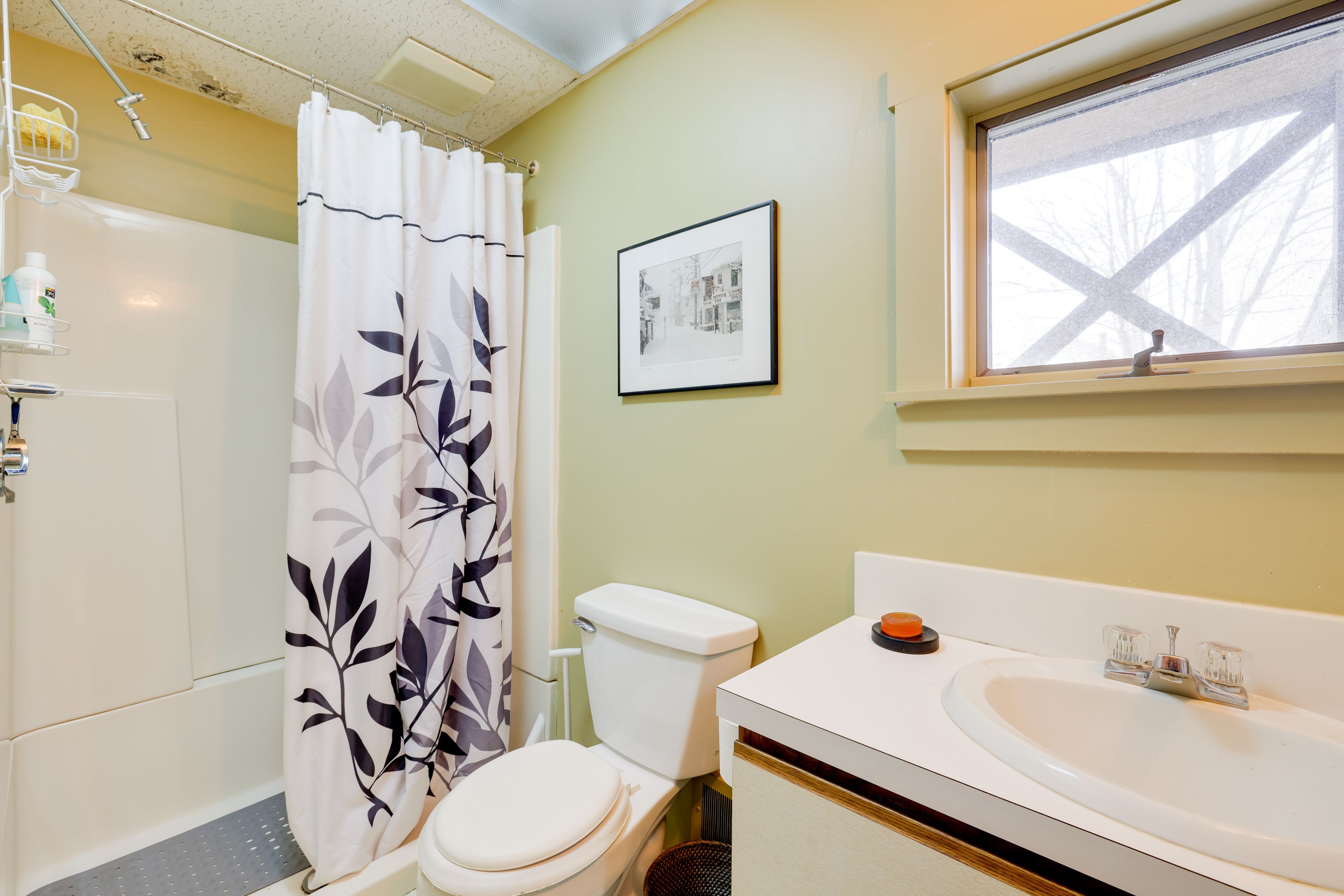 En-Suite Bathroom | Towels Provided | Complimentary Toiletries