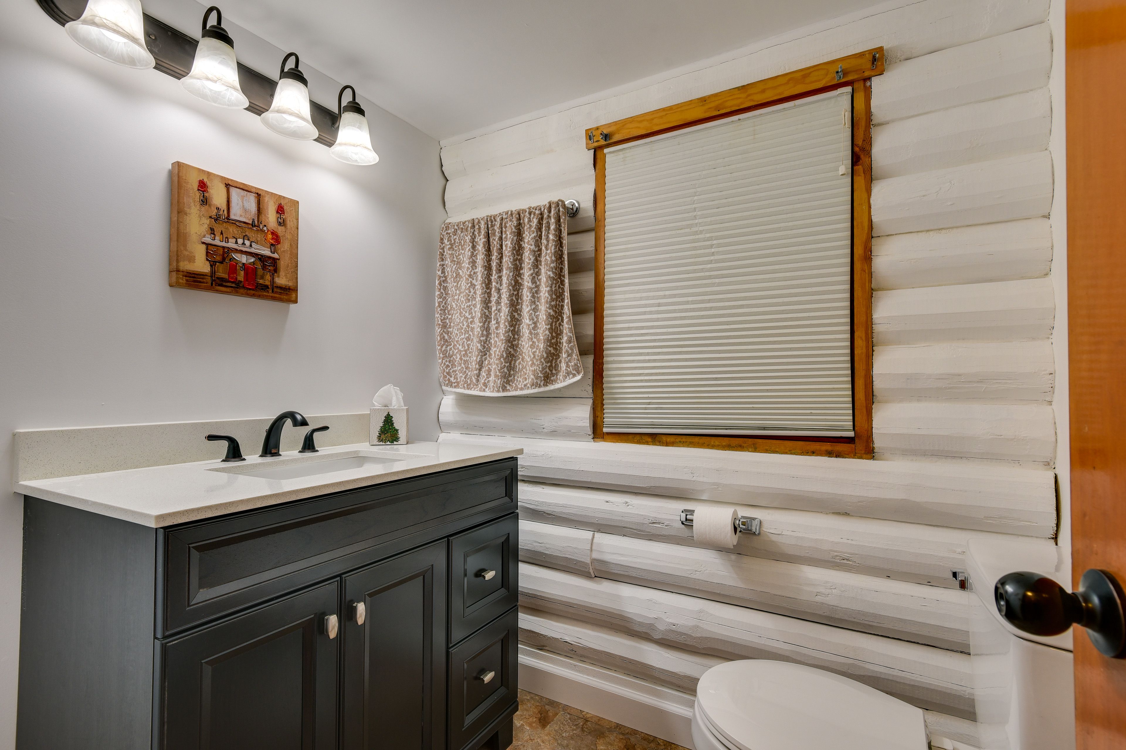 Half Bathroom | 1st Floor | Towels Provided