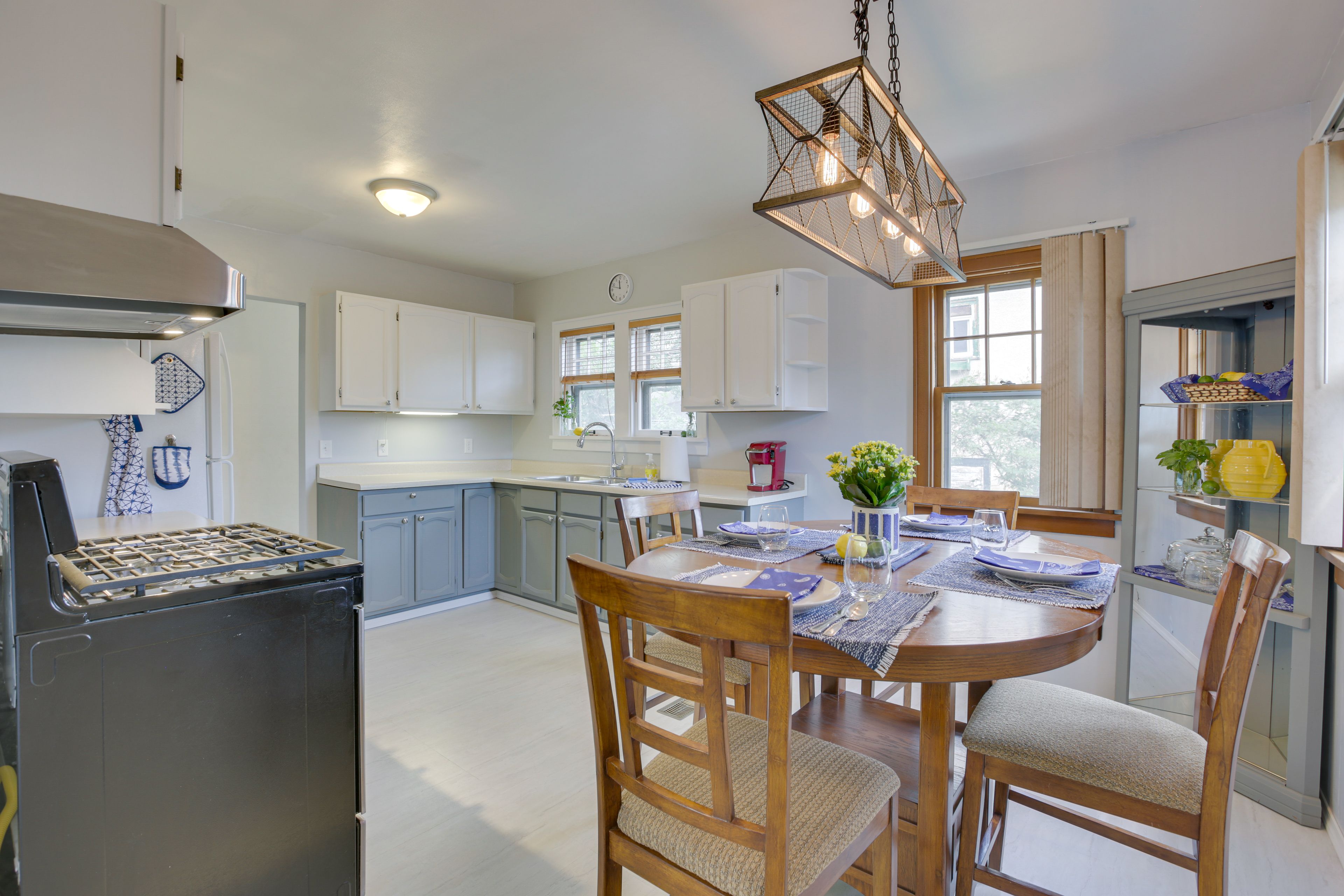 Dining Area | Dishware & Flatware Provided