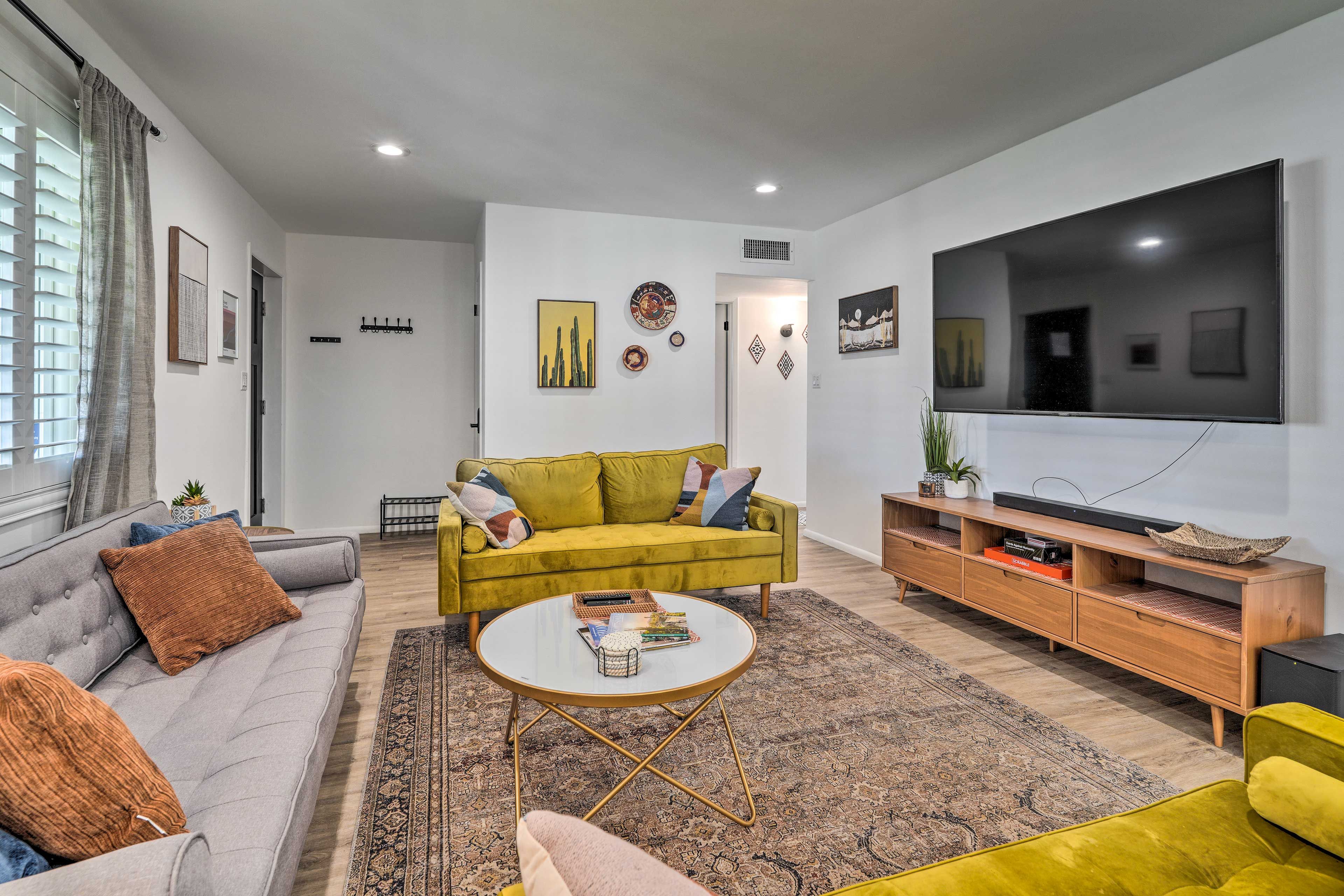 Living Room | Smart TV | Free WiFi | Central Heating & A/C