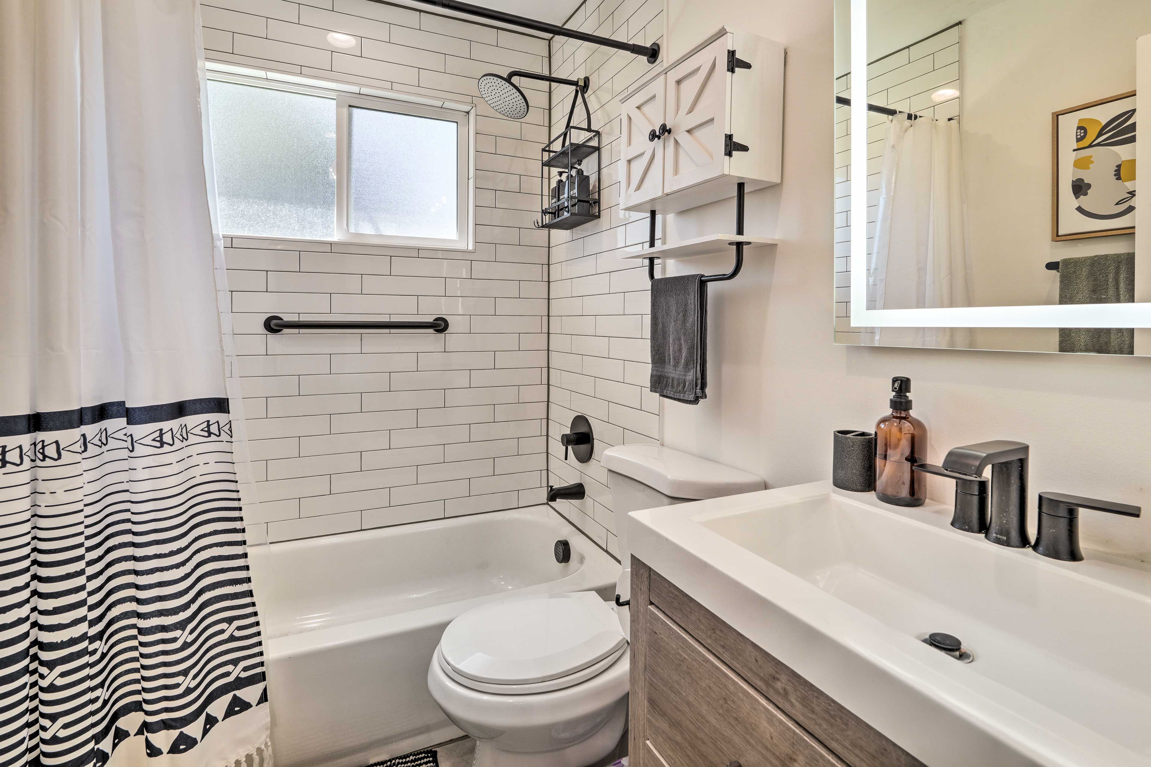 Full Bath | Towels Provided