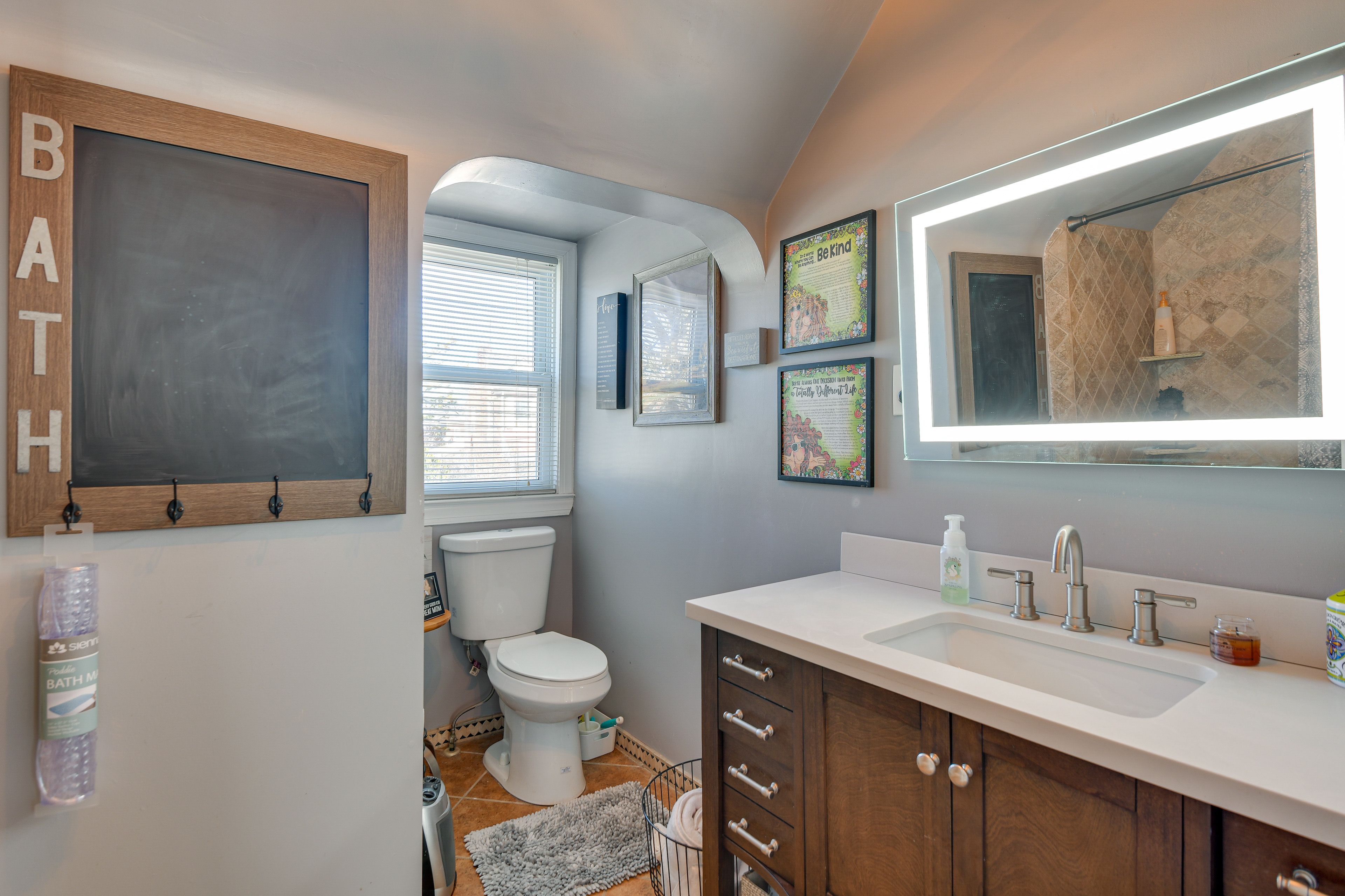 Full Bathroom | Towels Provided | Complimentary Toiletries