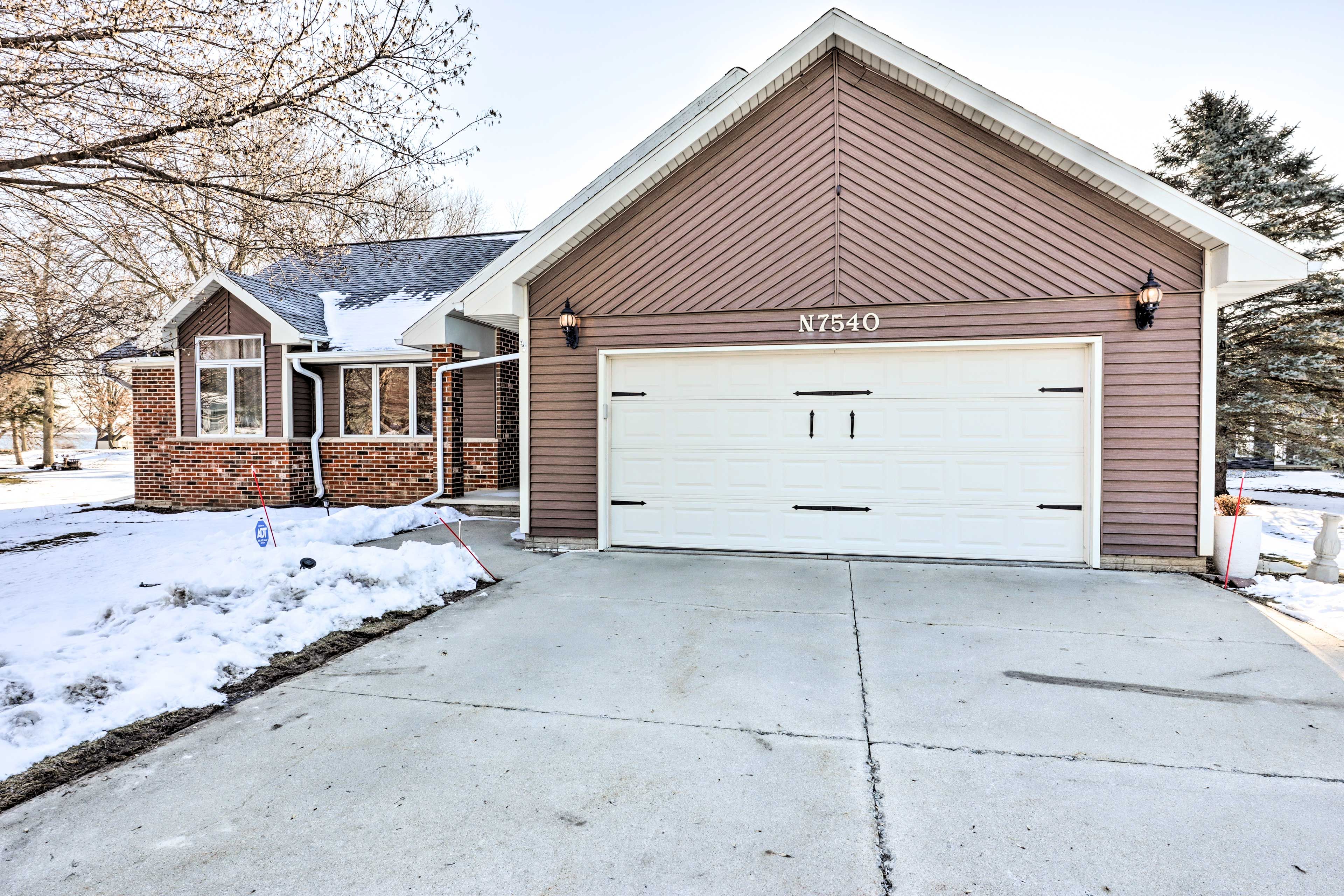 Exterior | Parking | Driveway (6 Vehicles) | Garage (2 Vehicles)