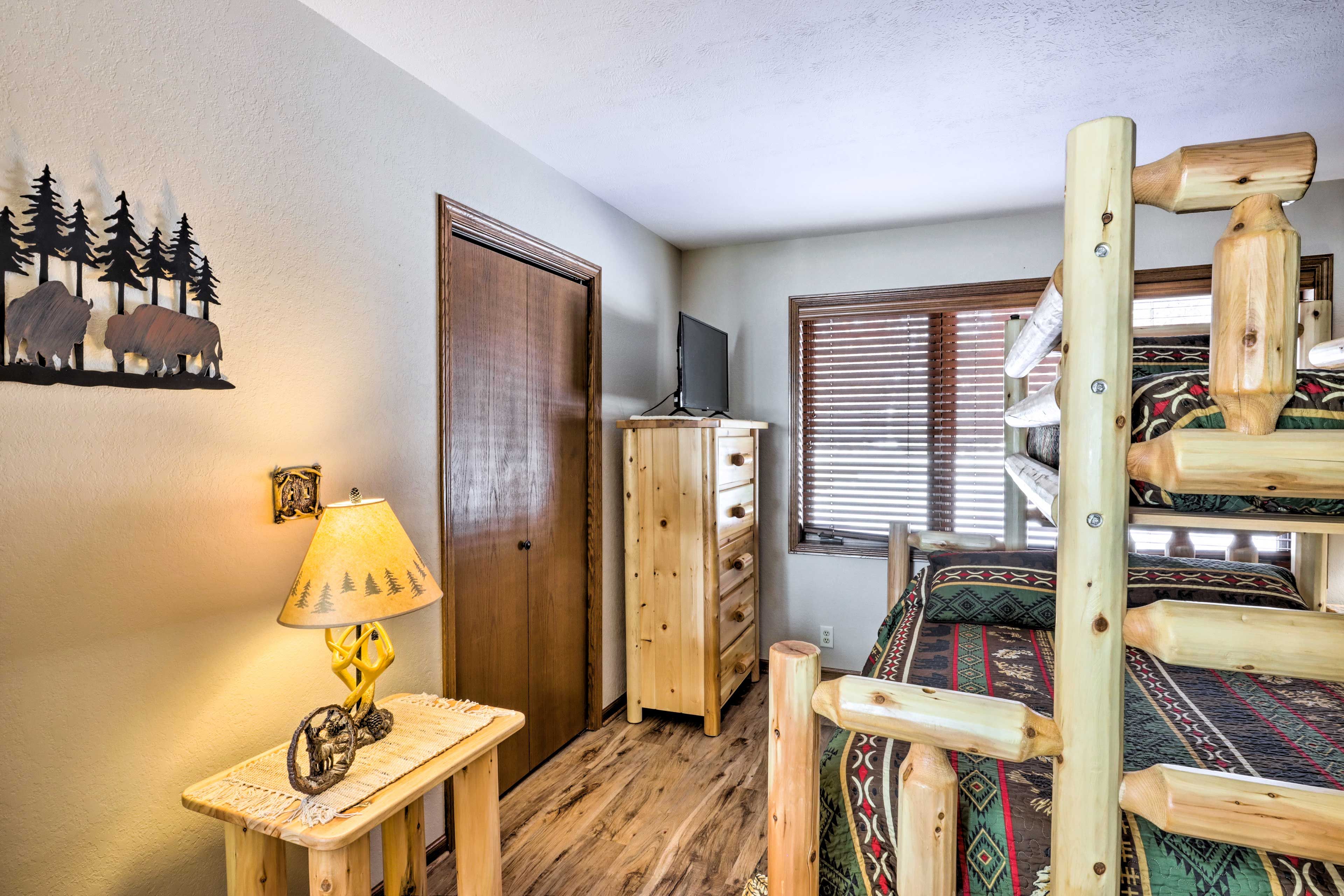Bedroom 2 | Twin/Queen Bunk Bed | Smart TV