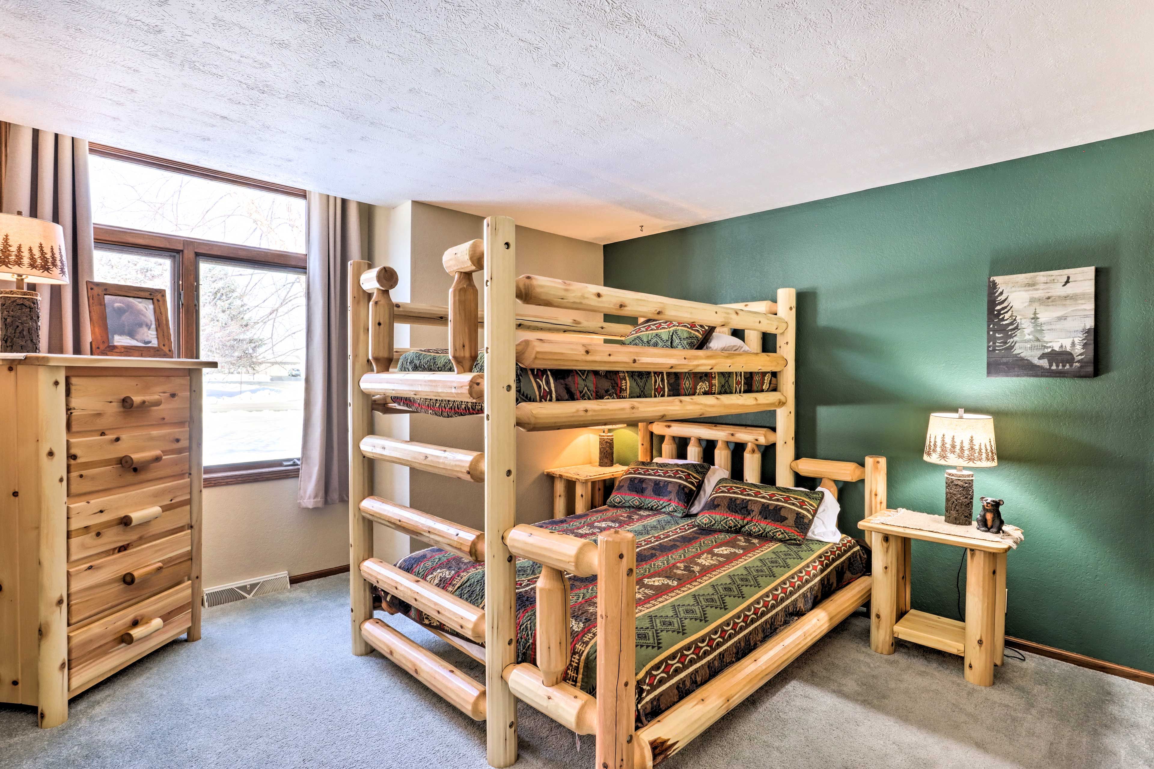 Bedroom 3 | Twin/Queen Bunk Bed