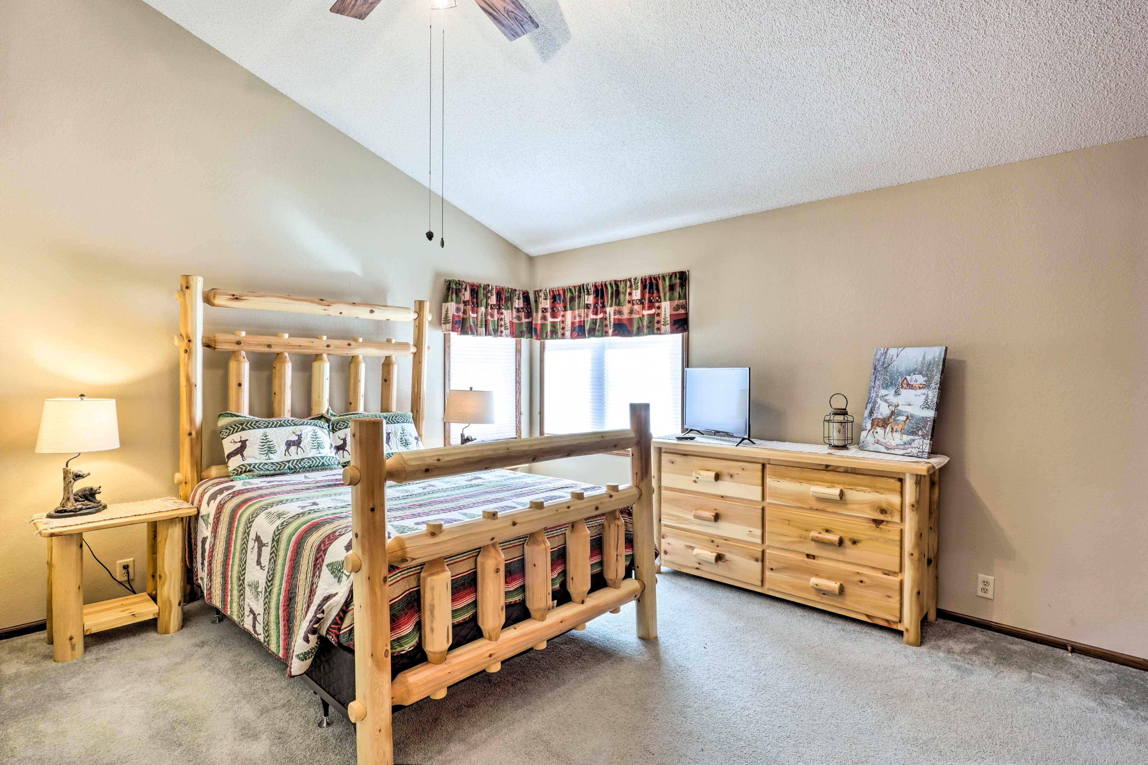 Bedroom 1 | Queen Bed | Smart TV | Linens Provided