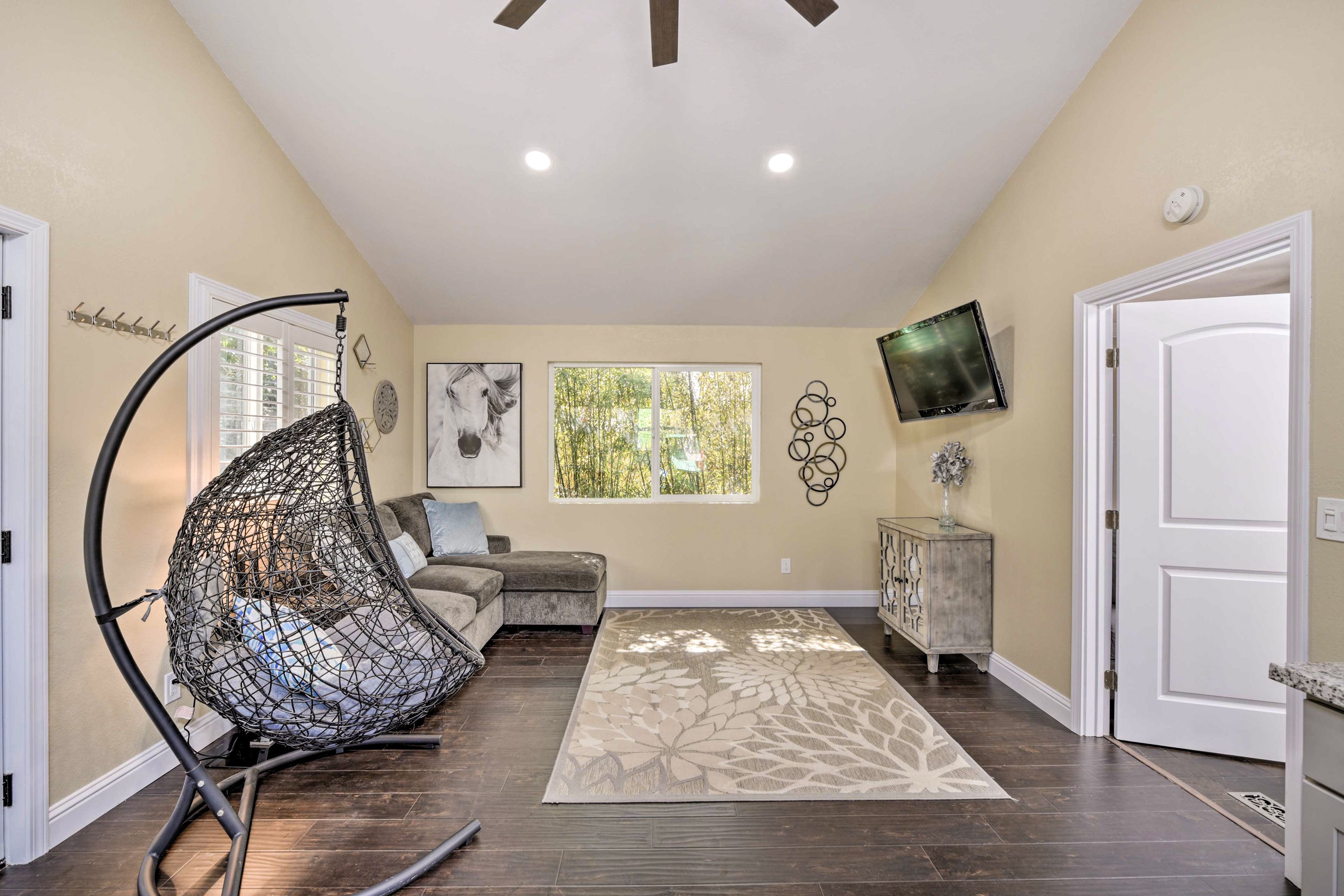 Redwood City Vacation Rental | 2BR | 1BA | 850 Sq Ft | 5 Exterior Stairs