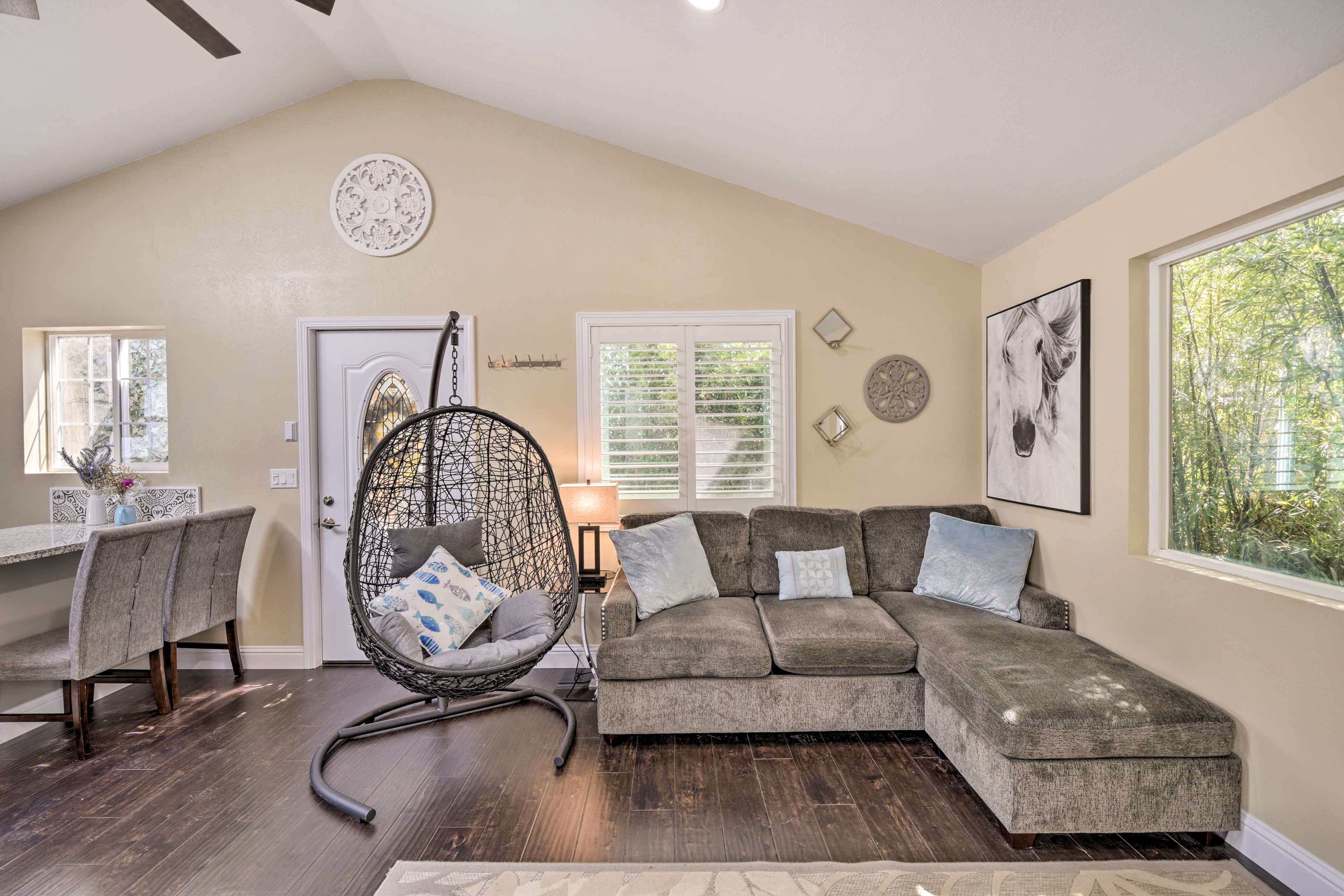Living Room | Queen Sleeper Sofa | Smart TV | Free WiFi (Low Speed)