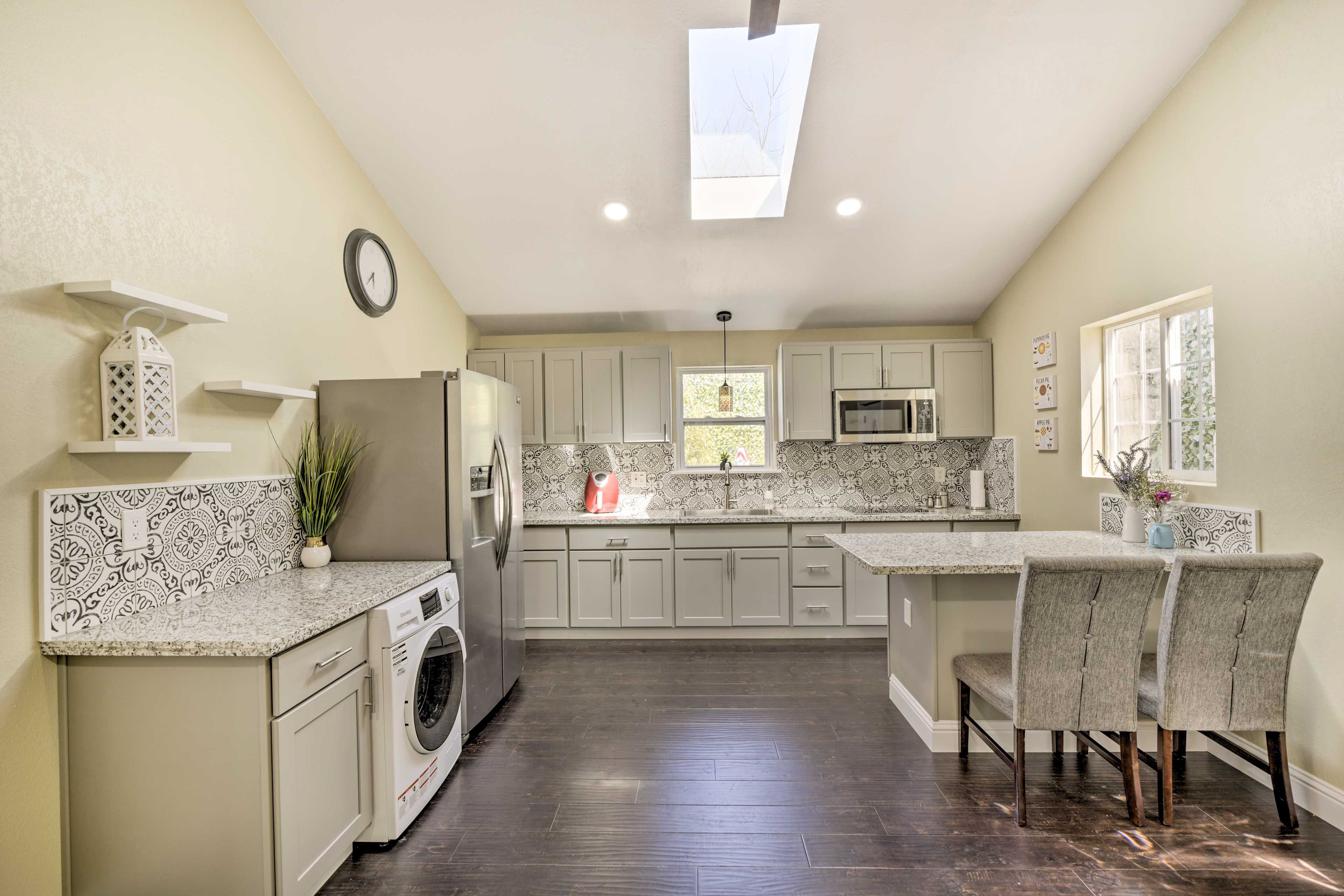 Kitchen | Blender | Trash Bags & Paper Towels