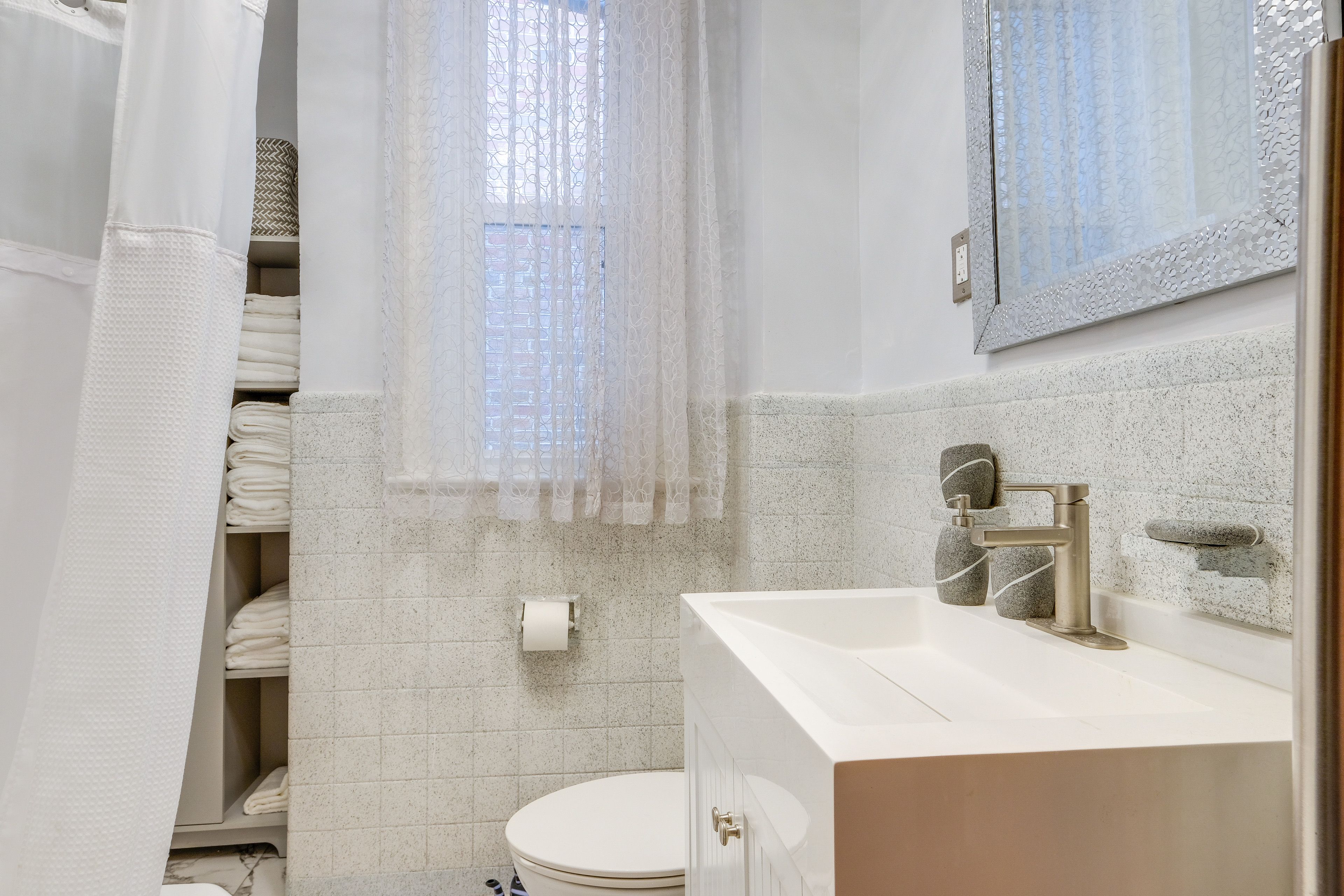 Full Bathroom | Complimentary Toiletries | Shower/Tub Combo