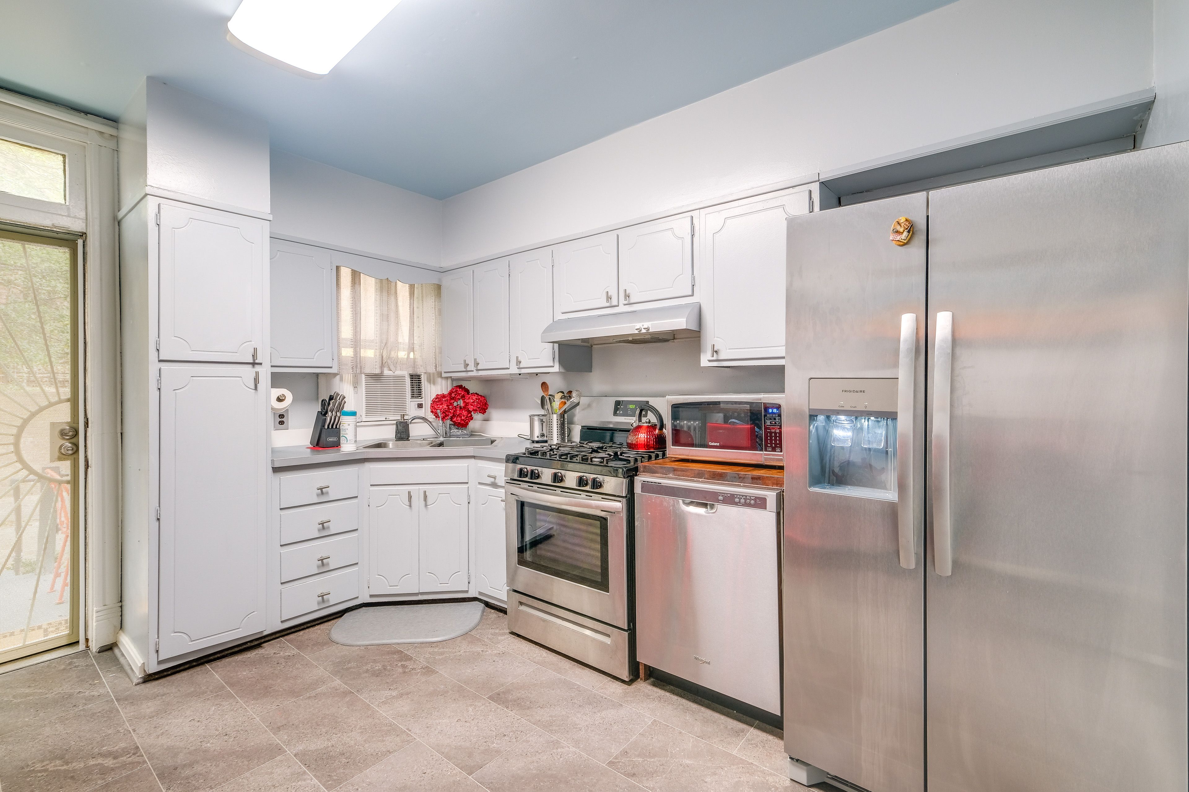 Kitchen | Equipped w/ Cooking Essentials
