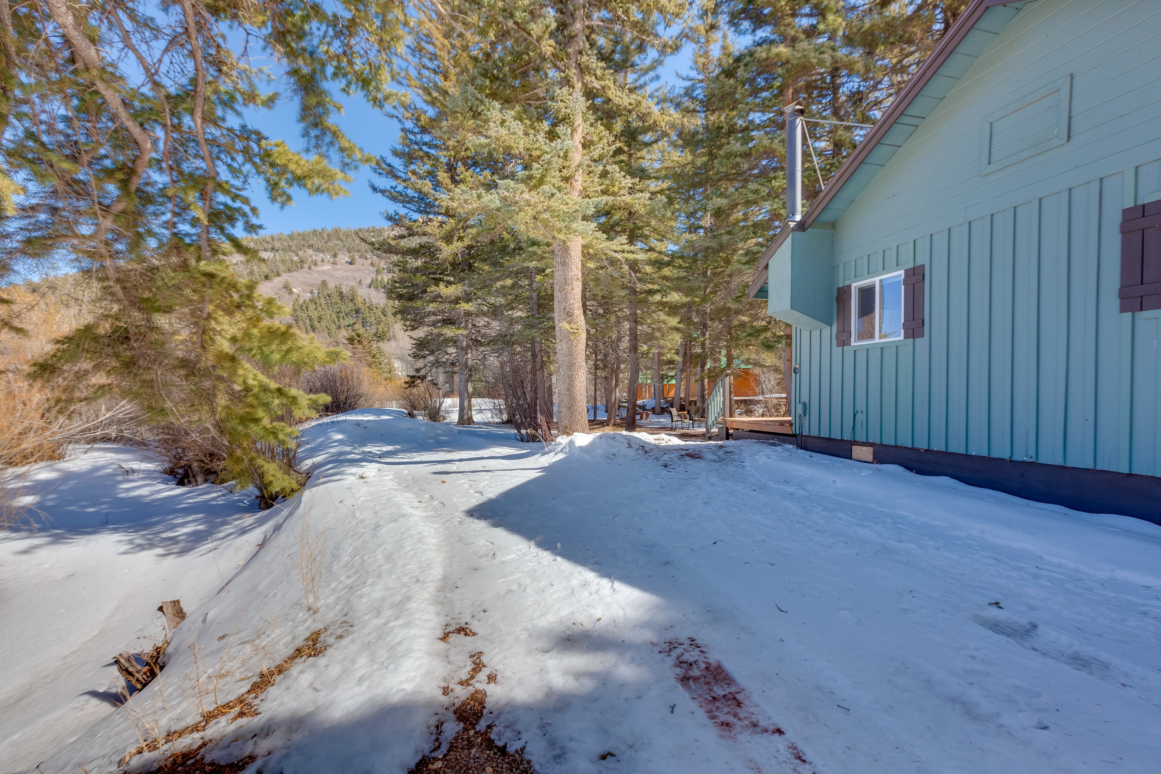 Parking | Gravel Driveway (4 Vehicles)