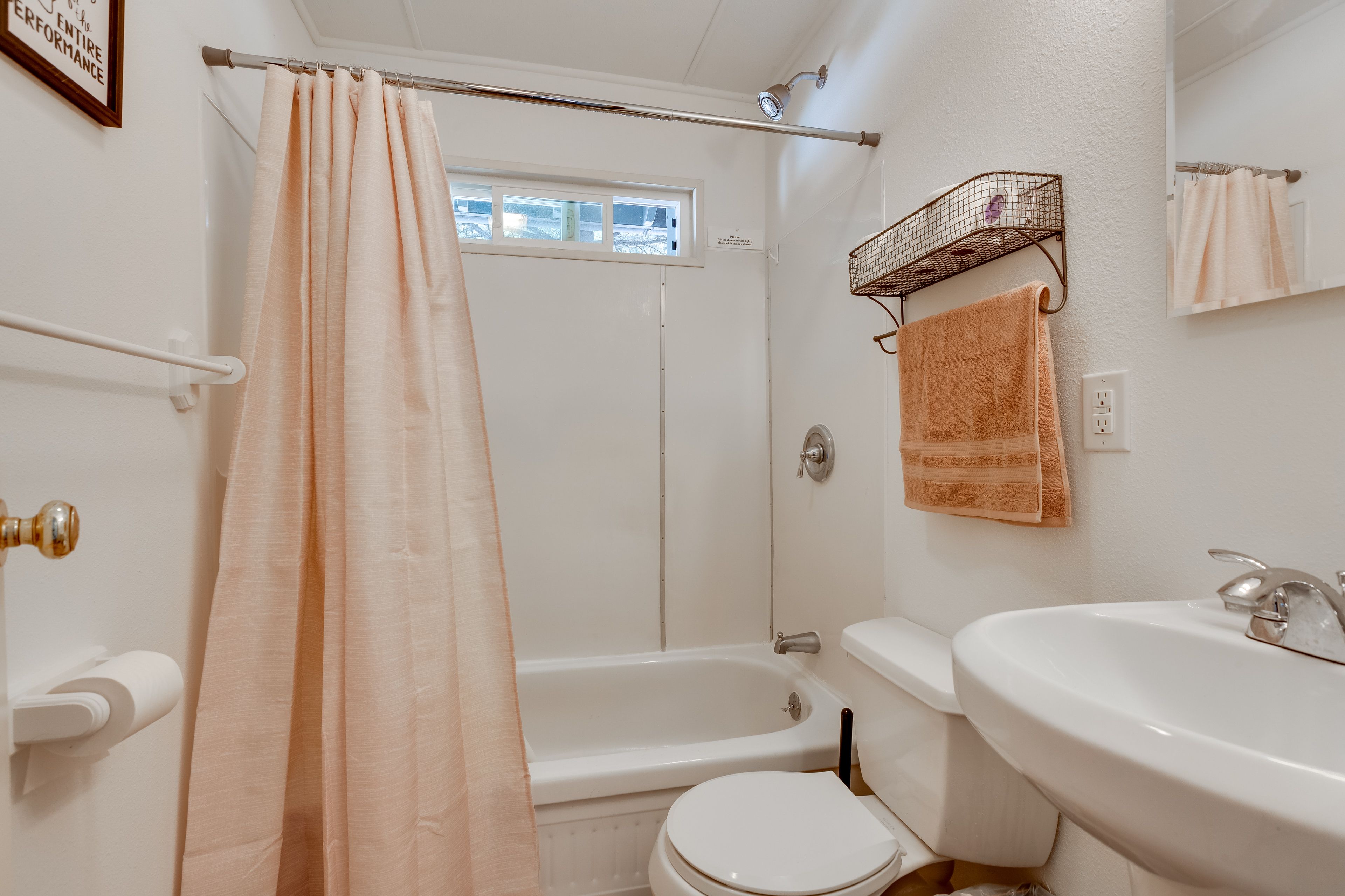 Full Bathroom | Complimentary Toiletries | Towels Provided