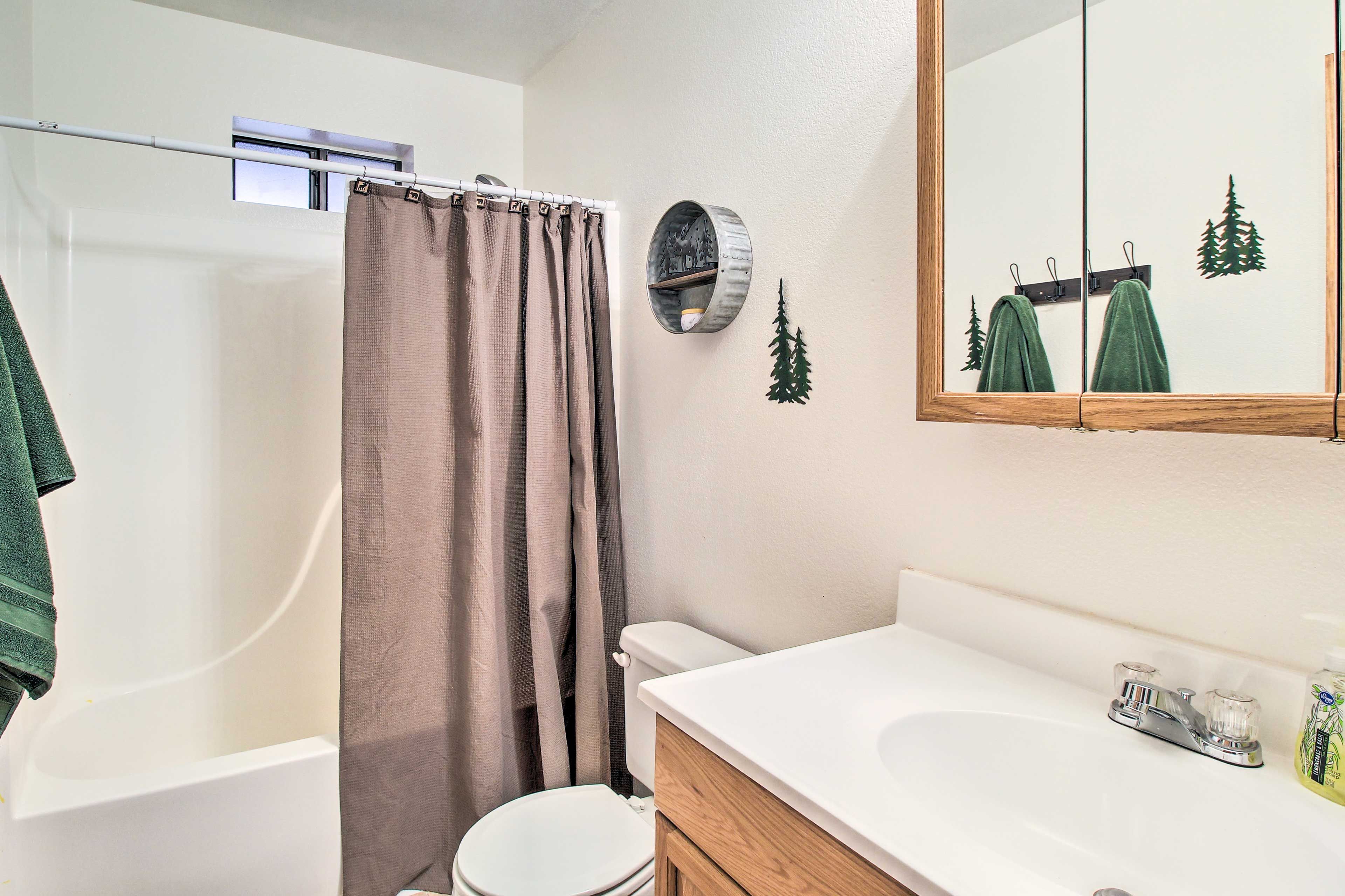 Full Bathroom | Towels Provided