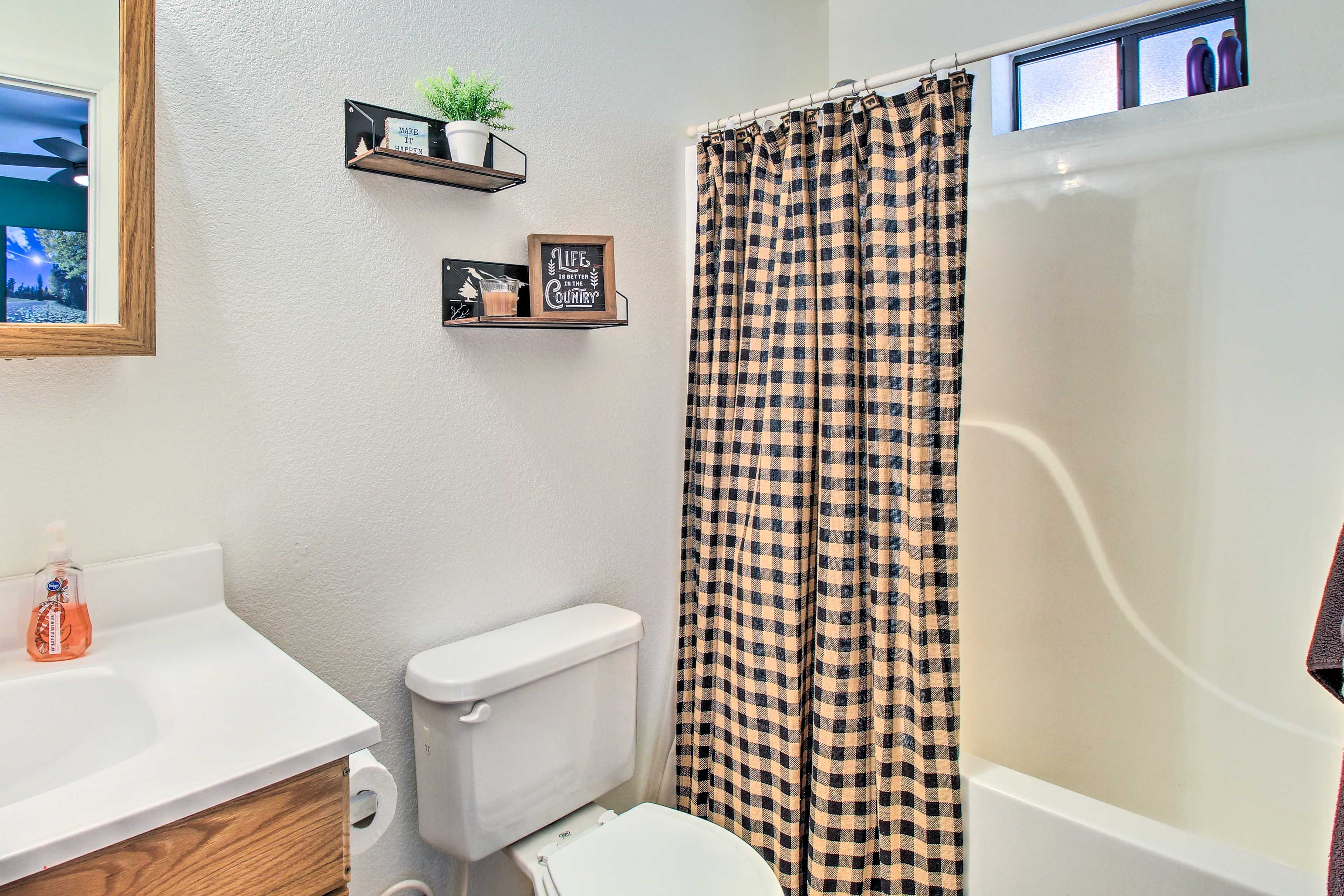 Full Bathroom | Complimentary Toiletries