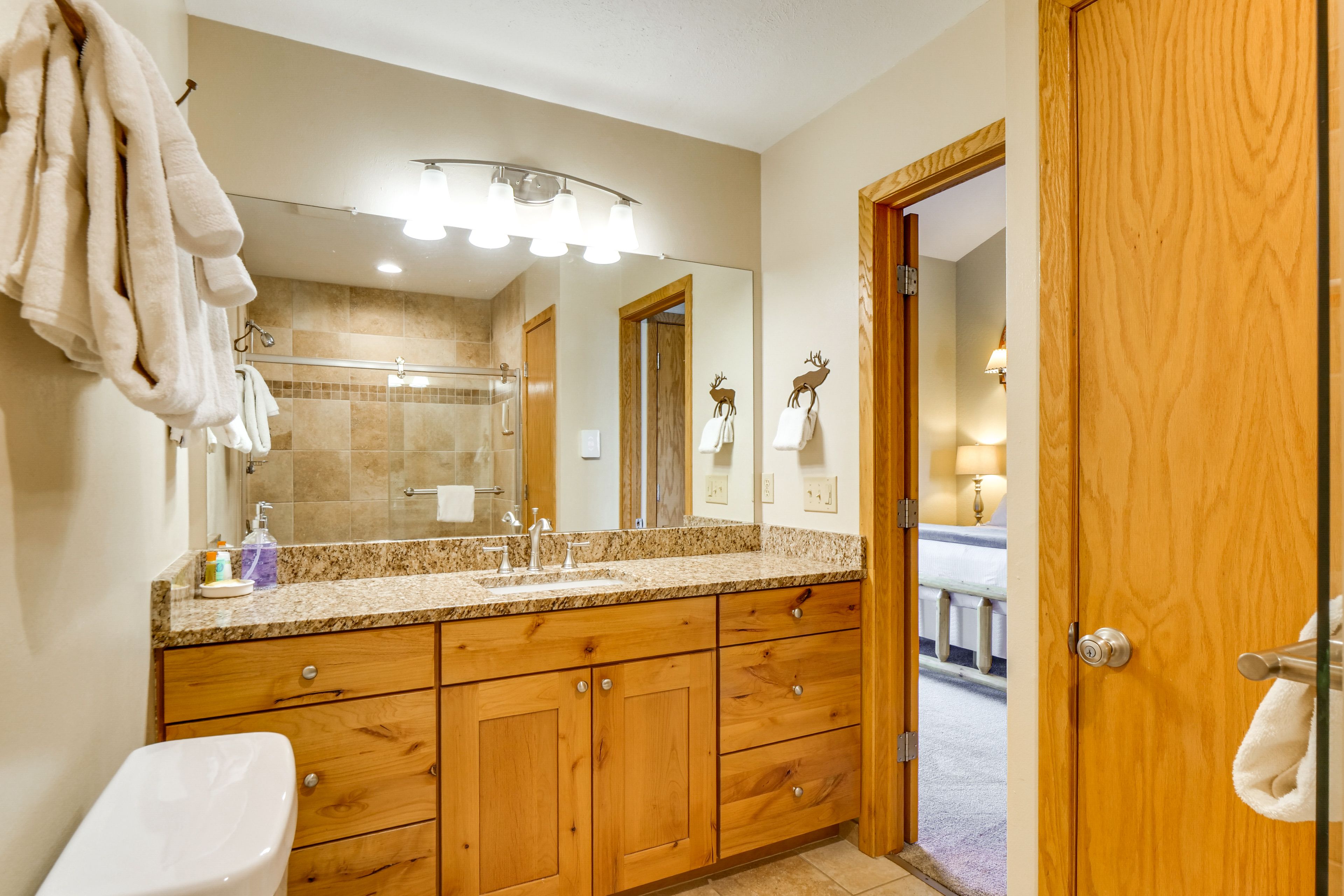En-Suite Bathroom | Towels & Linens Provided | 2nd Floor