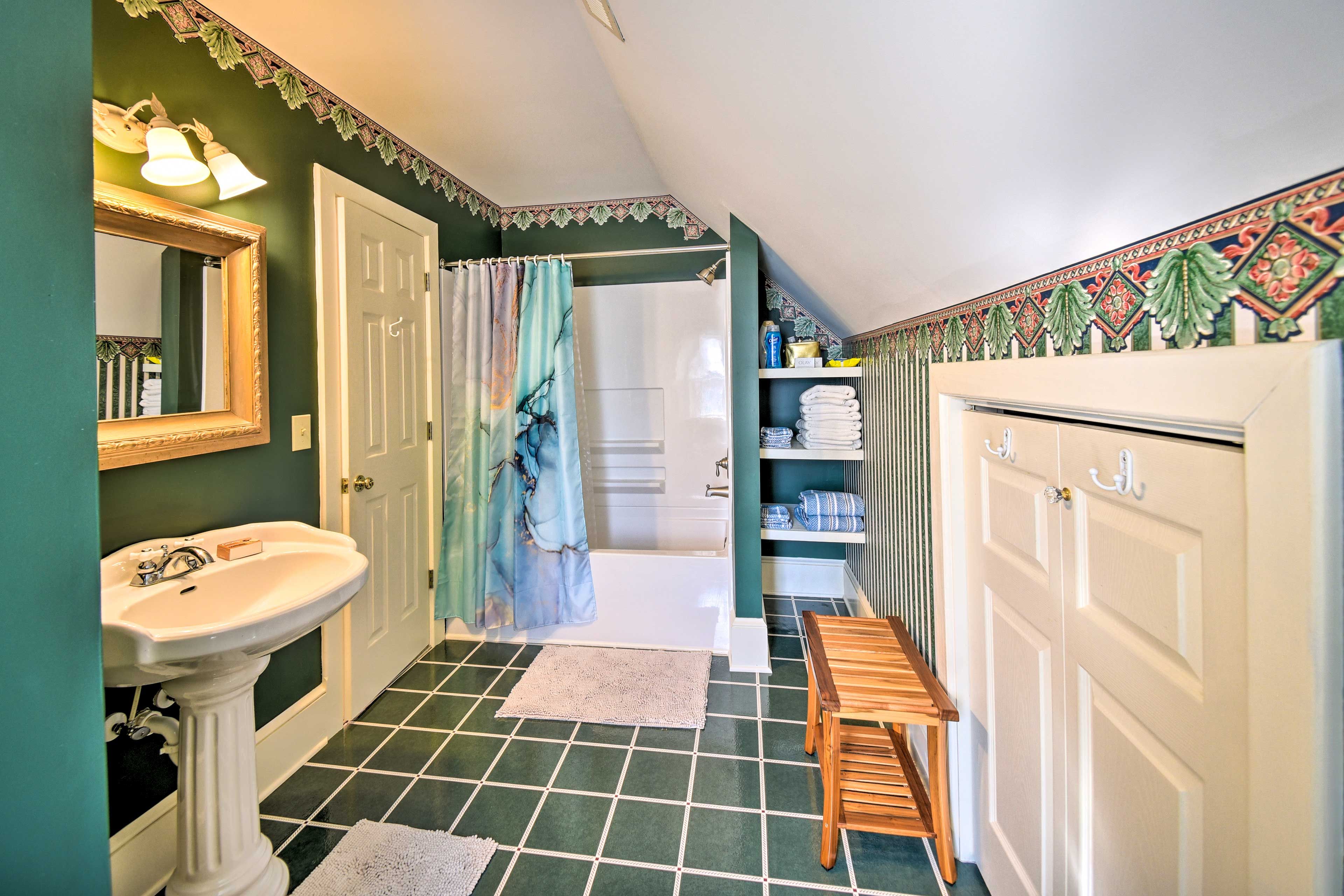 Full Bathroom | Towels Provided