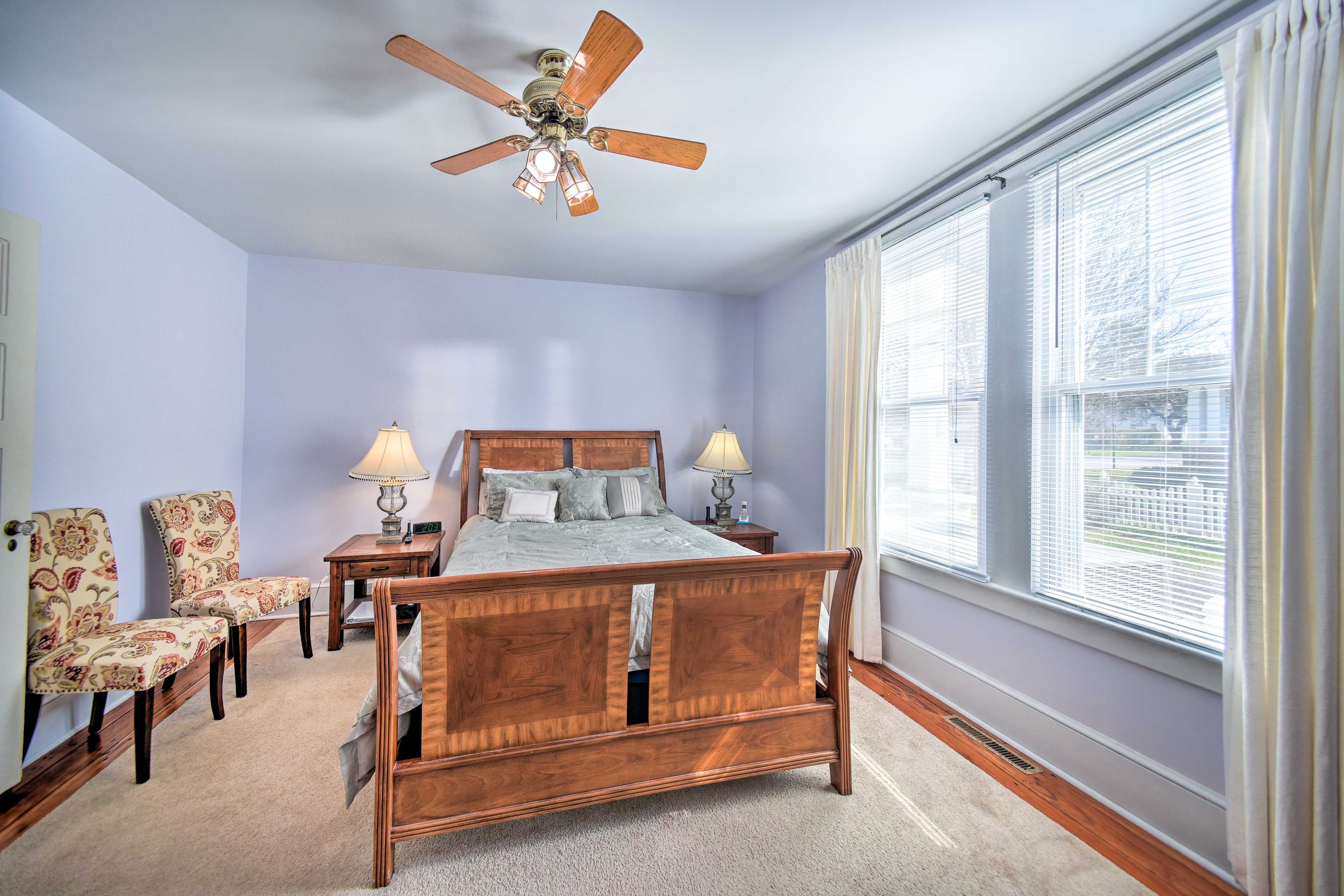 Bedroom Suite | Queen Bed | 1st Floor | Smart TV | Electric Fireplace