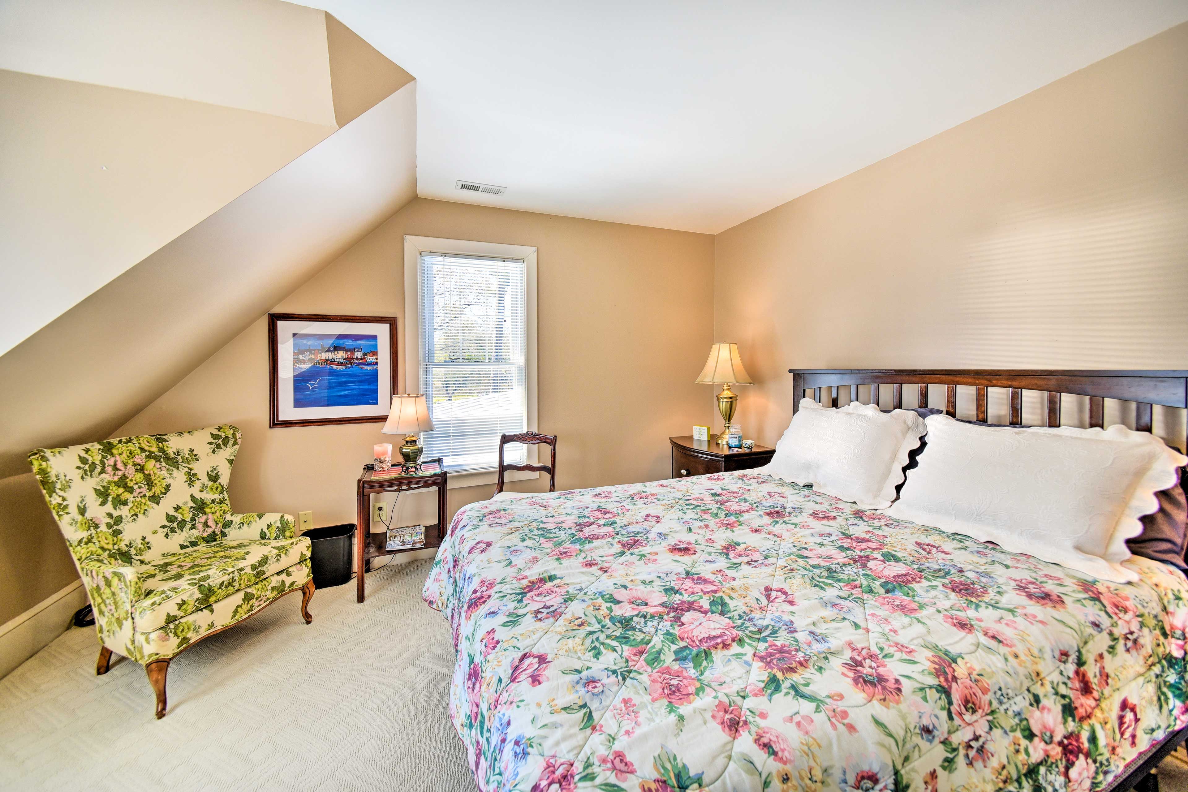 Bedroom 2 | Queen Bed | 2nd Floor | Smart TV