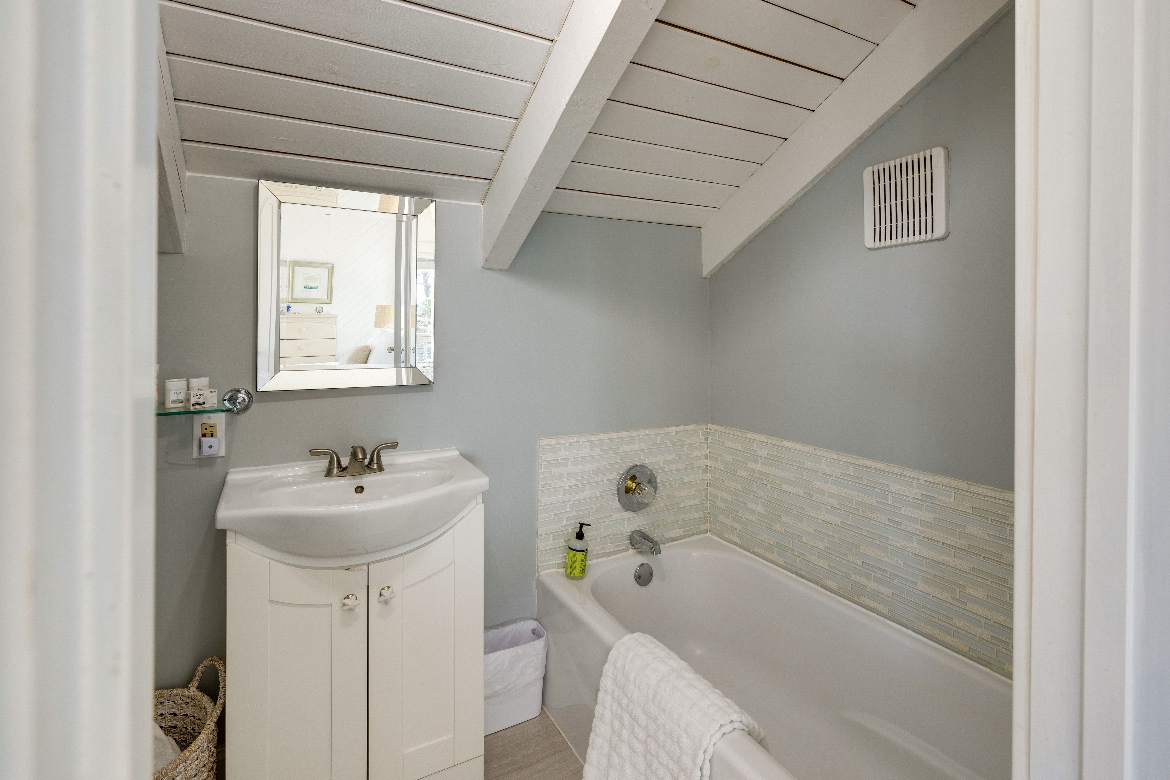 En-Suite Bathroom | Towels Provided | Upper Level