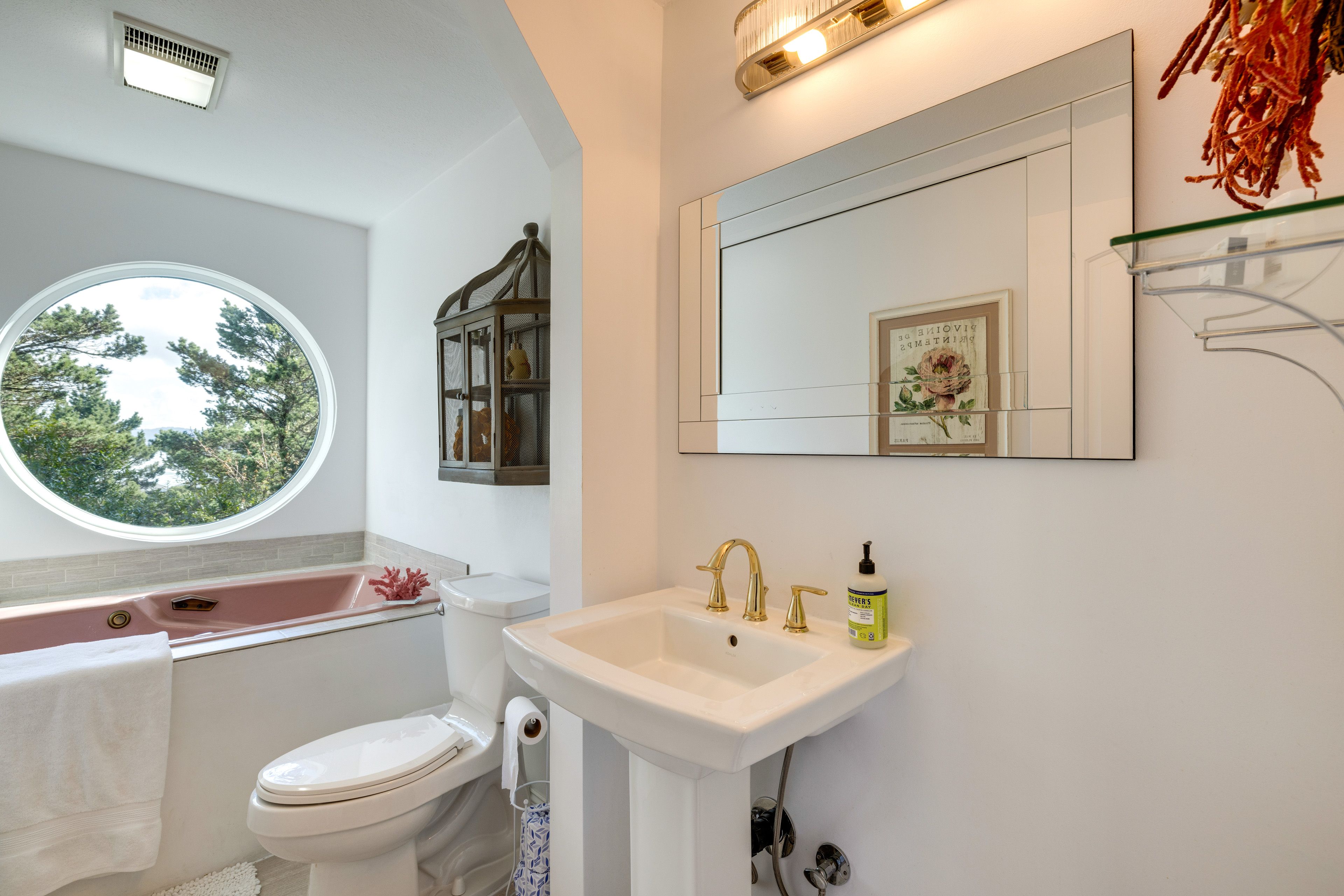 Full Bathroom | Complimentary Toiletries | Main Level
