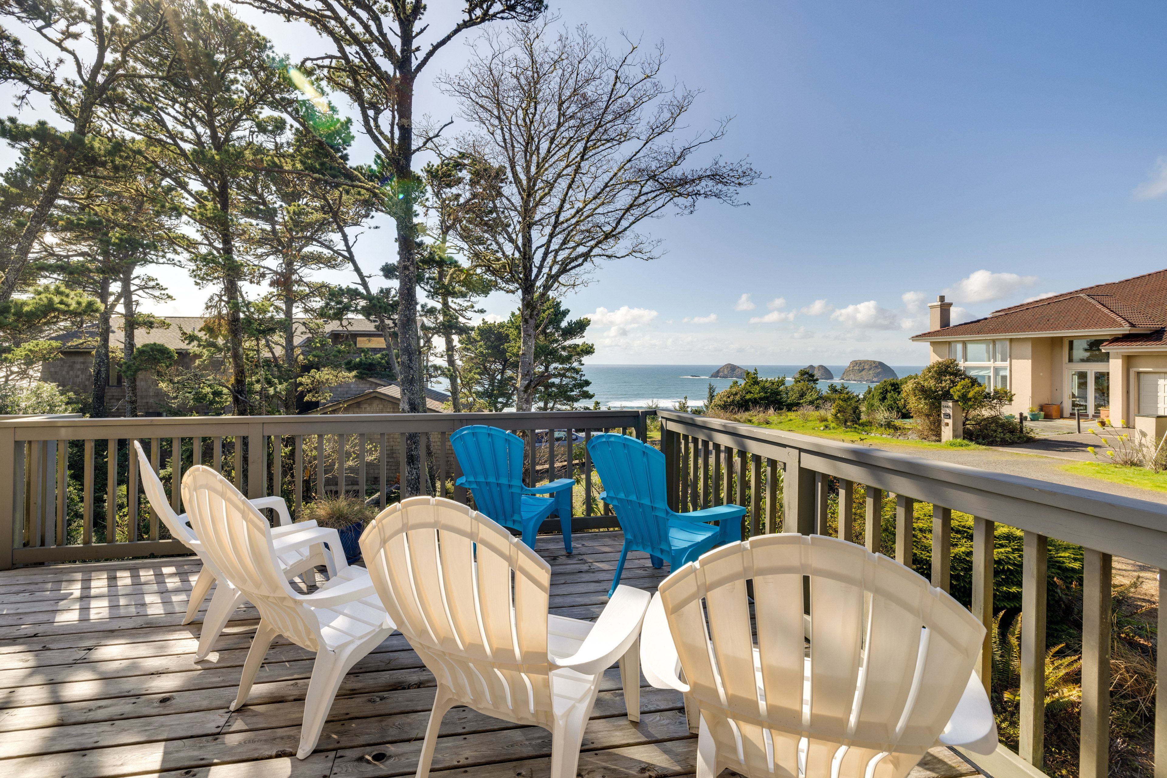 Tillamook Vacation Rental | 3BR | 3BA | 1,500 Sq Ft | Stairs Required