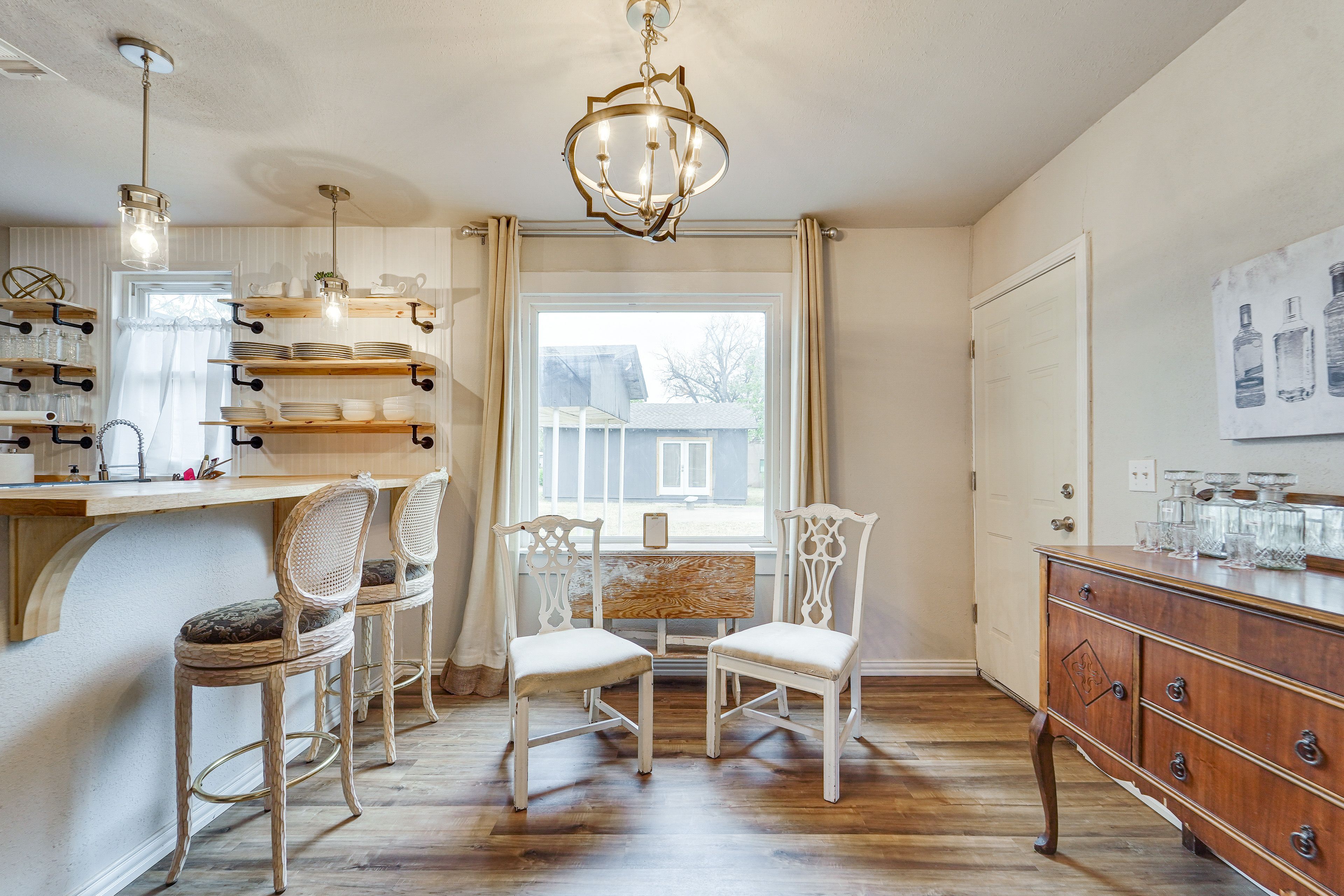 Front Seating Area | Breakfast Bar