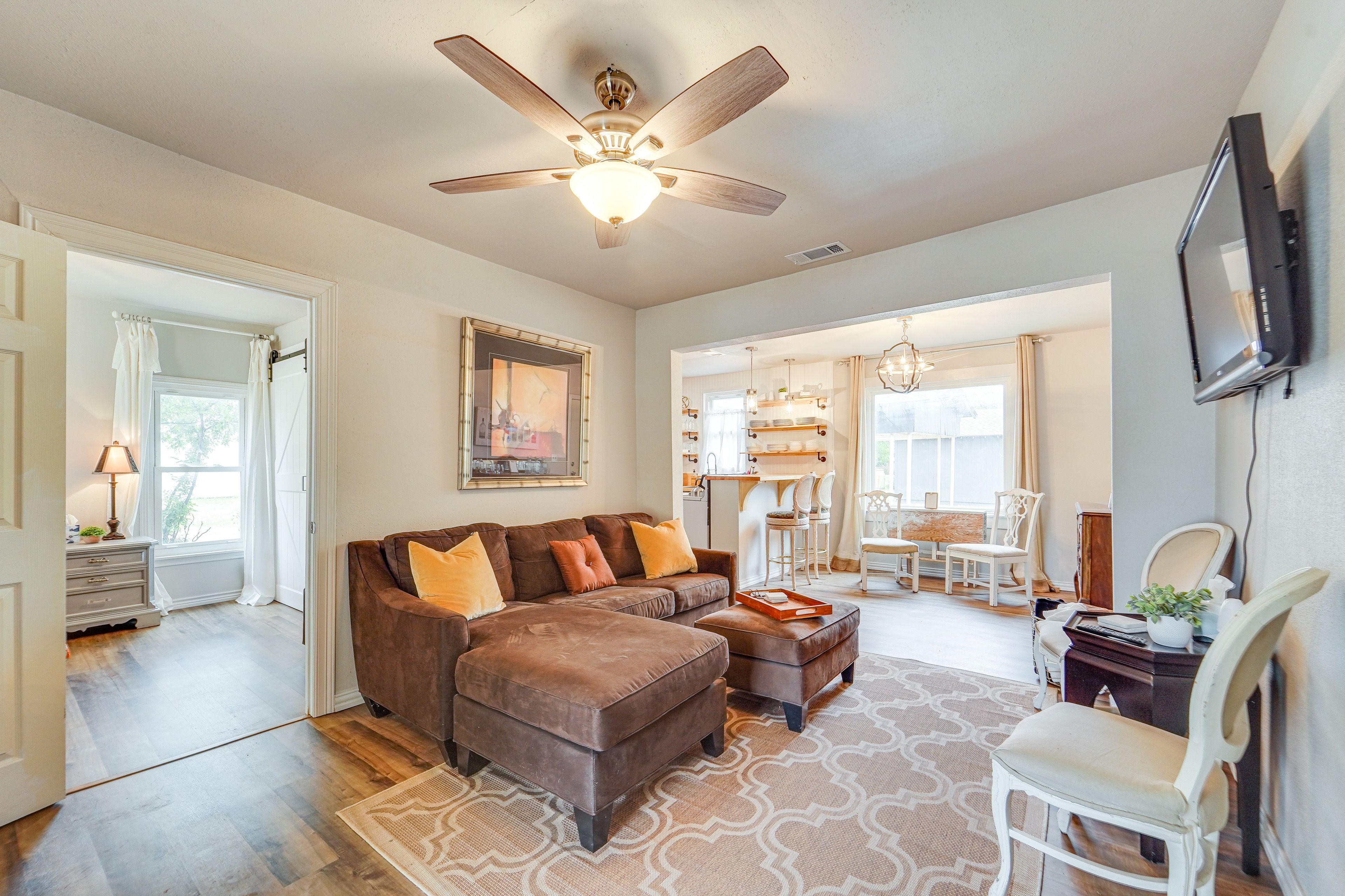 Living Room | Central Air Conditioning | Smart TV