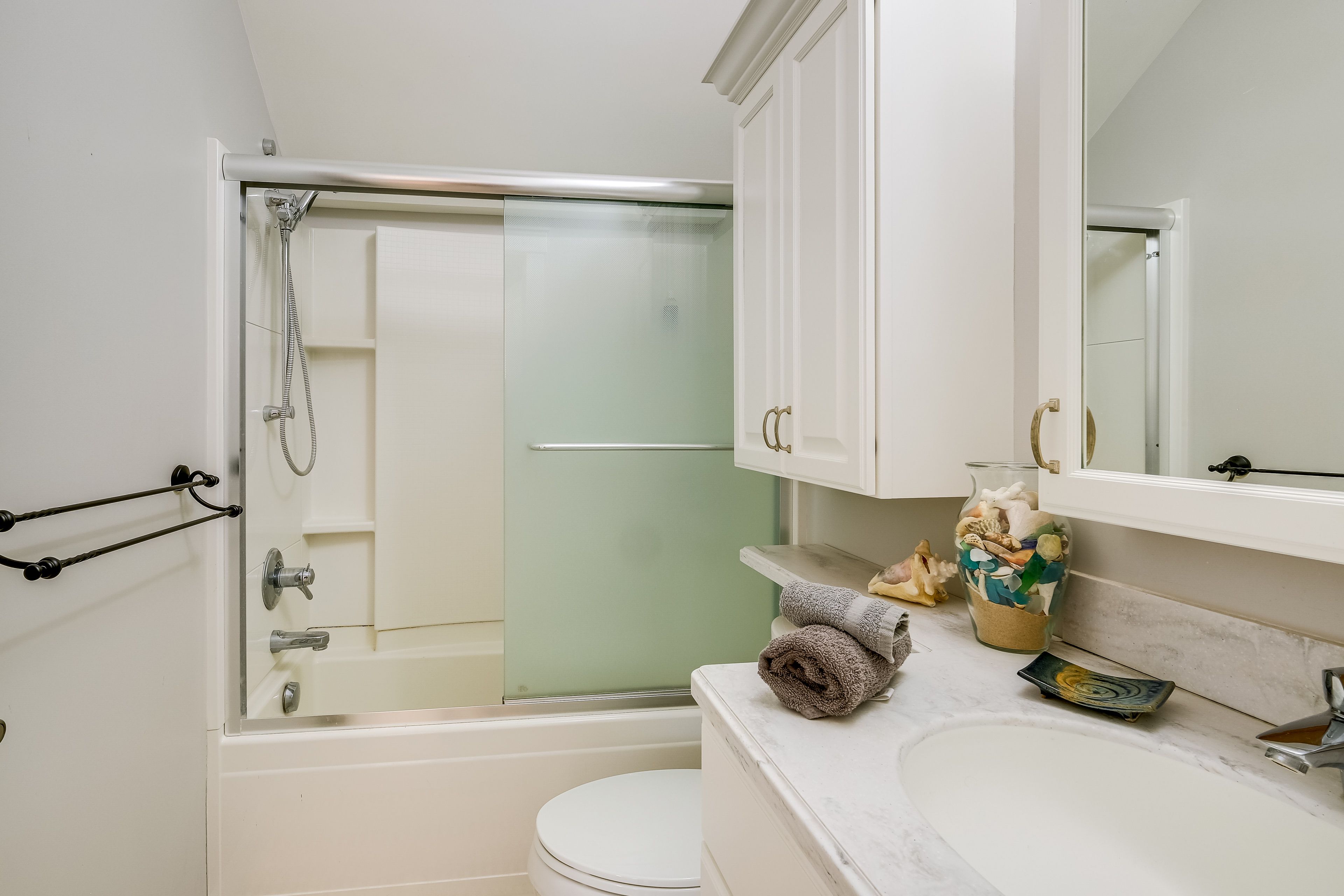 Full Bathroom | Towels Provided