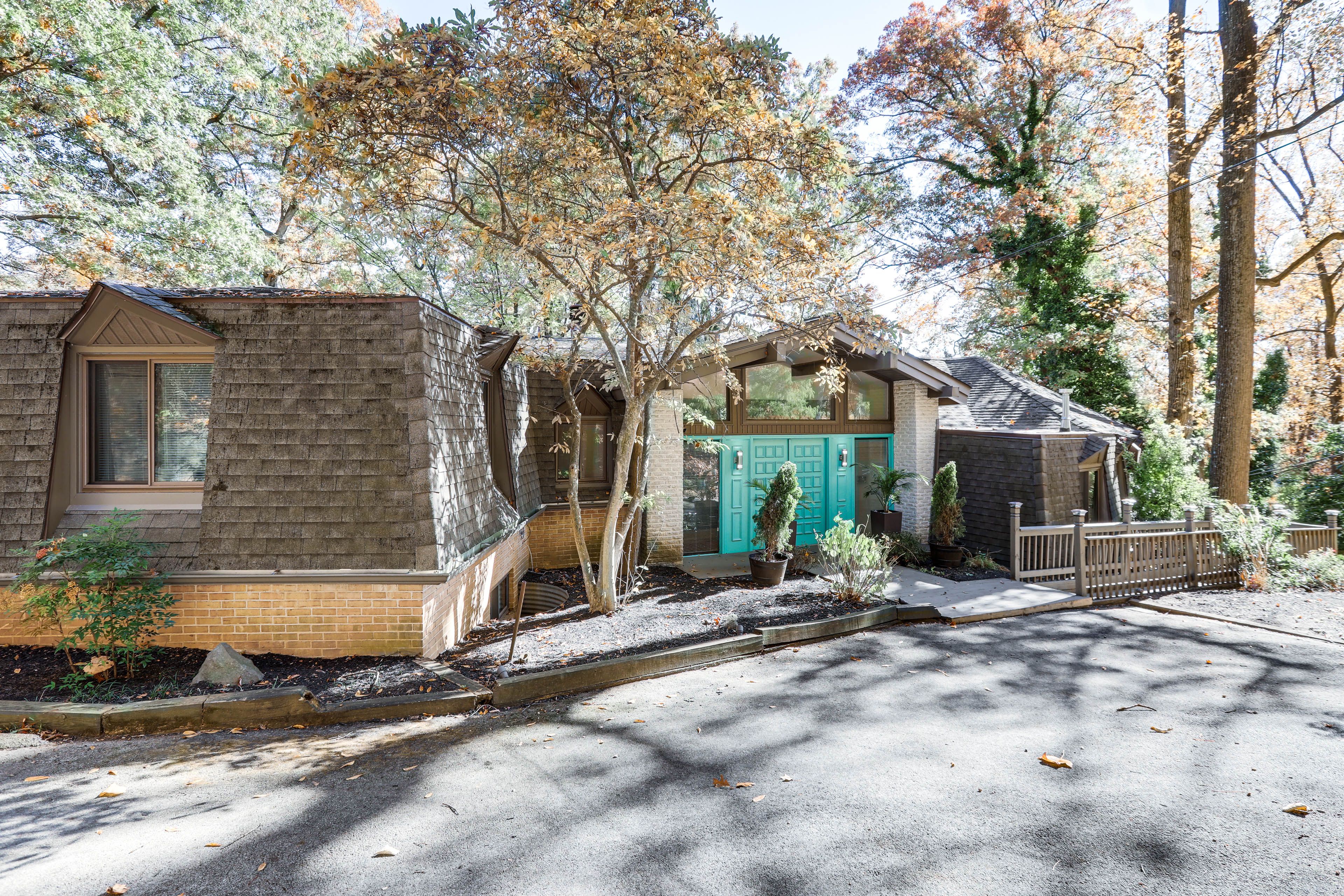 Parking | Driveway (4 Vehicles) | Street Parking