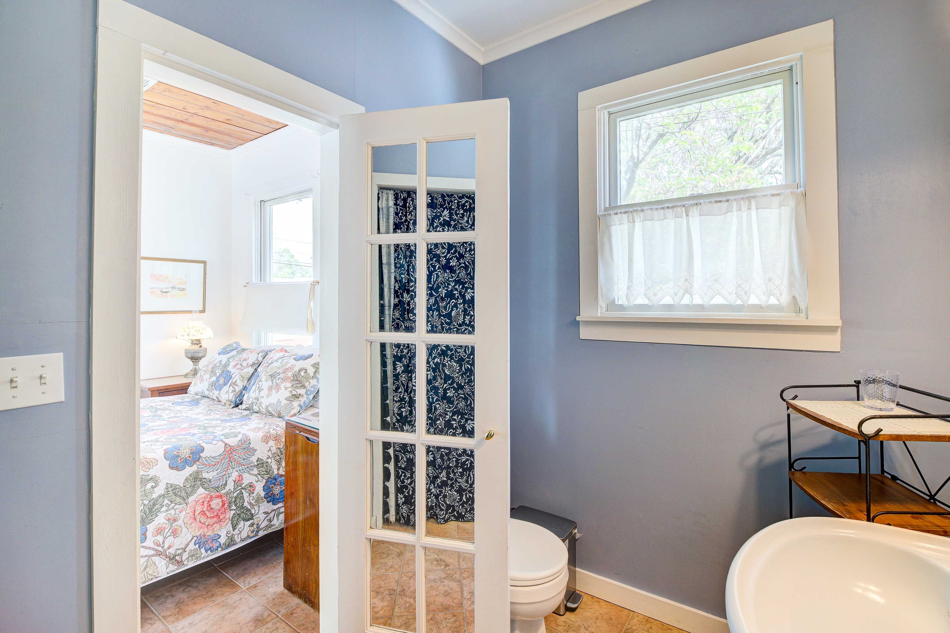 Full Bathroom | Towels Provided | Complimentary Toiletries