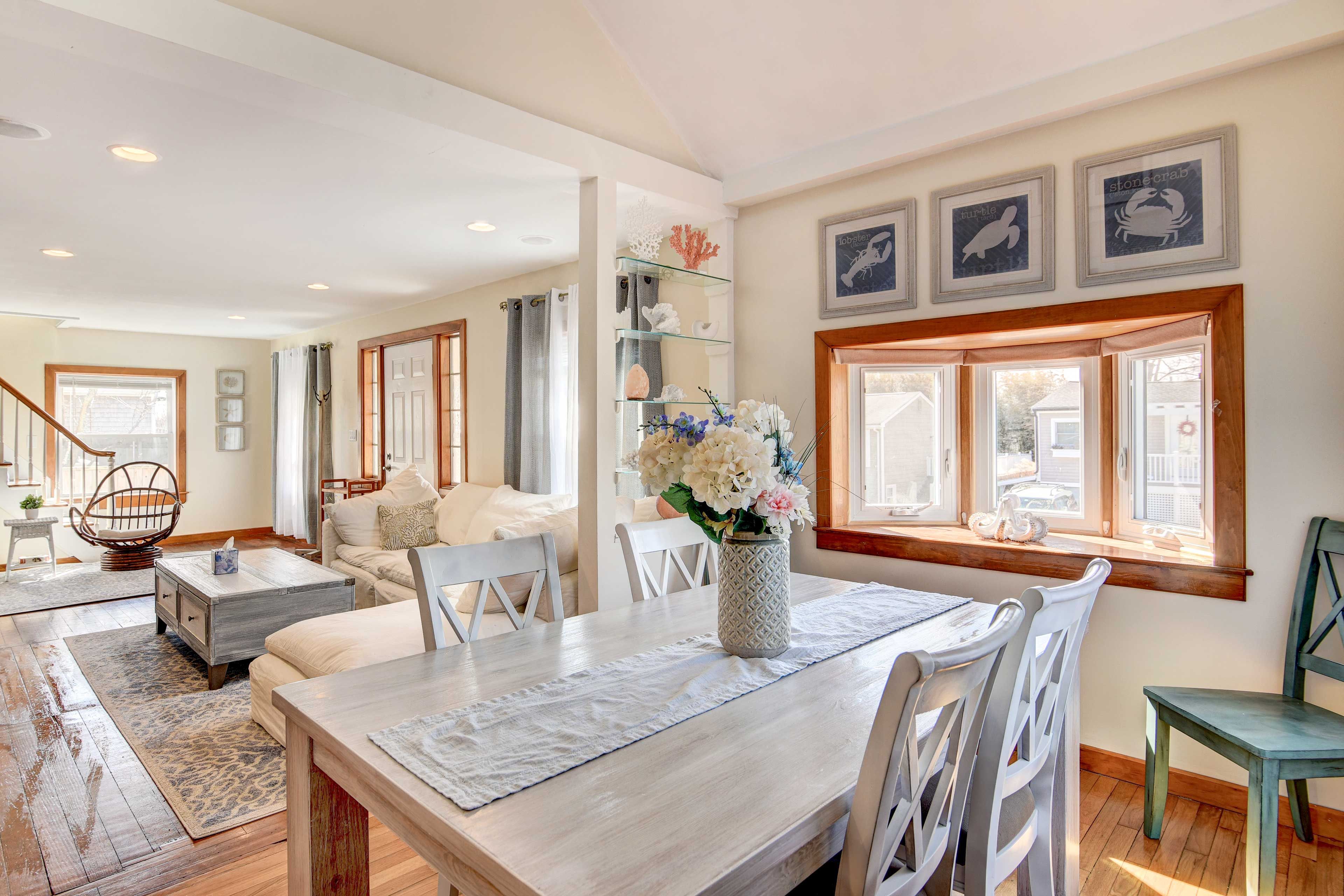 Dining Area | Dishware & Flatware Provided