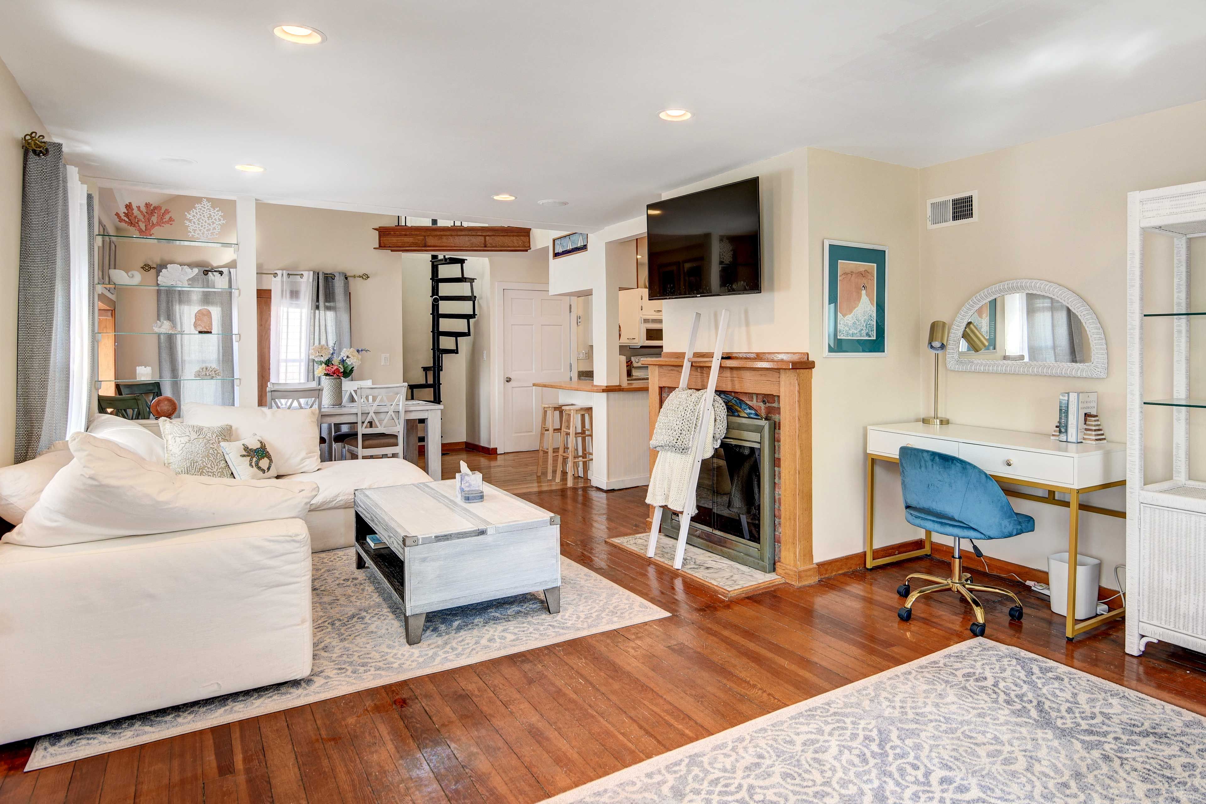 Living Room | Twin Rollaway Cot | 1st Floor | Smart TV | Decorative Fireplace