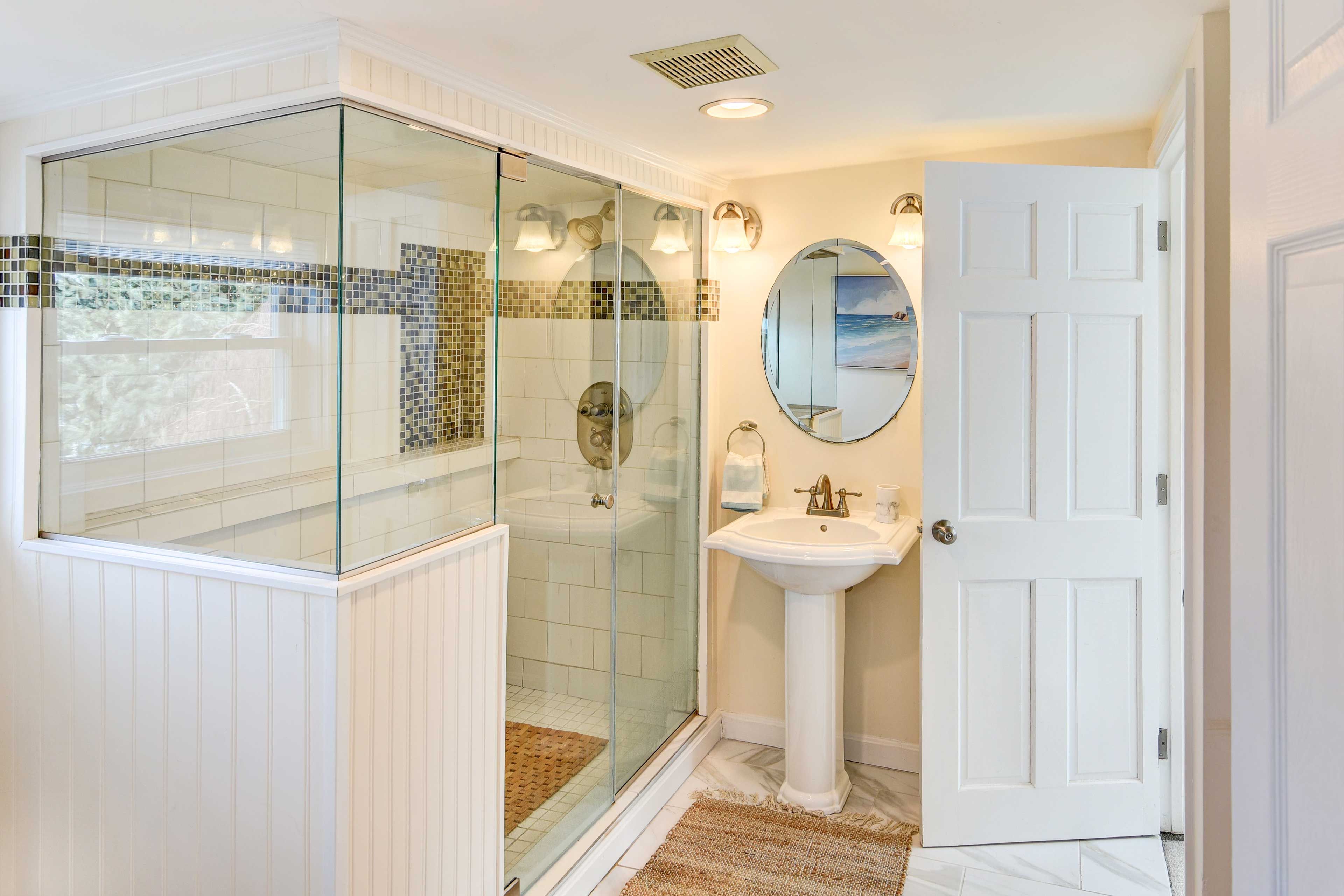 Full Bathroom | Complimentary Toiletries