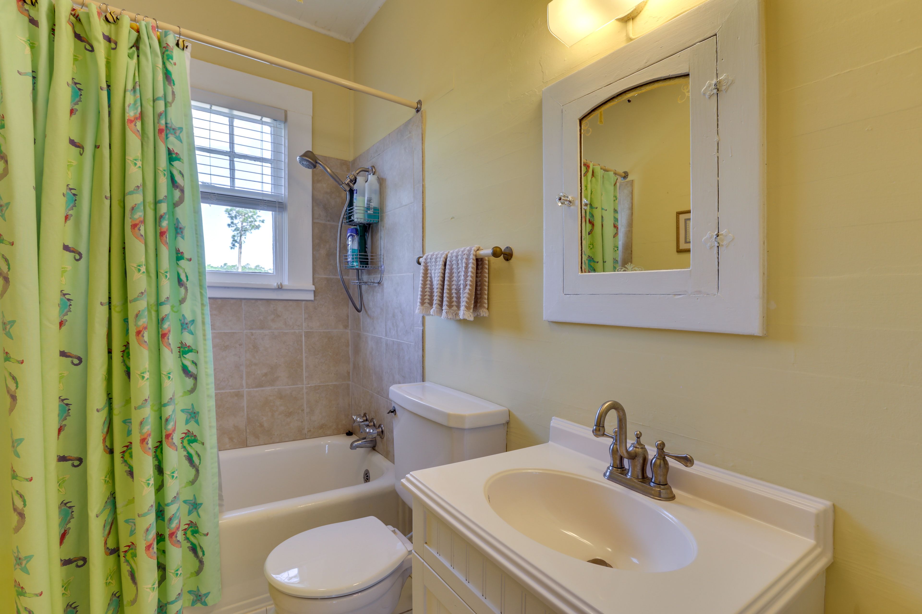 Full Bathroom | Main Level | Towels Provided