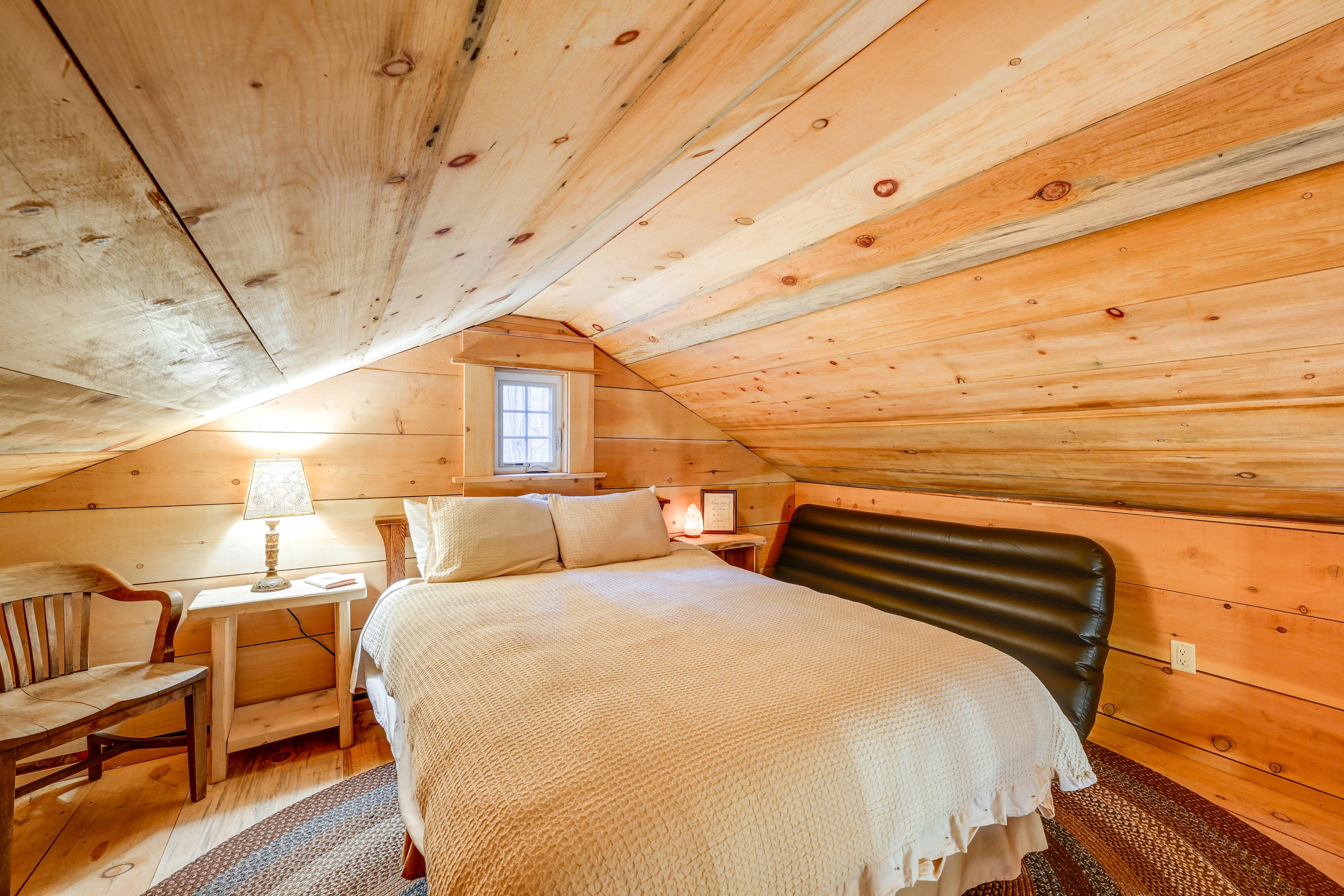 Loft | Queen Bed | Top Floor