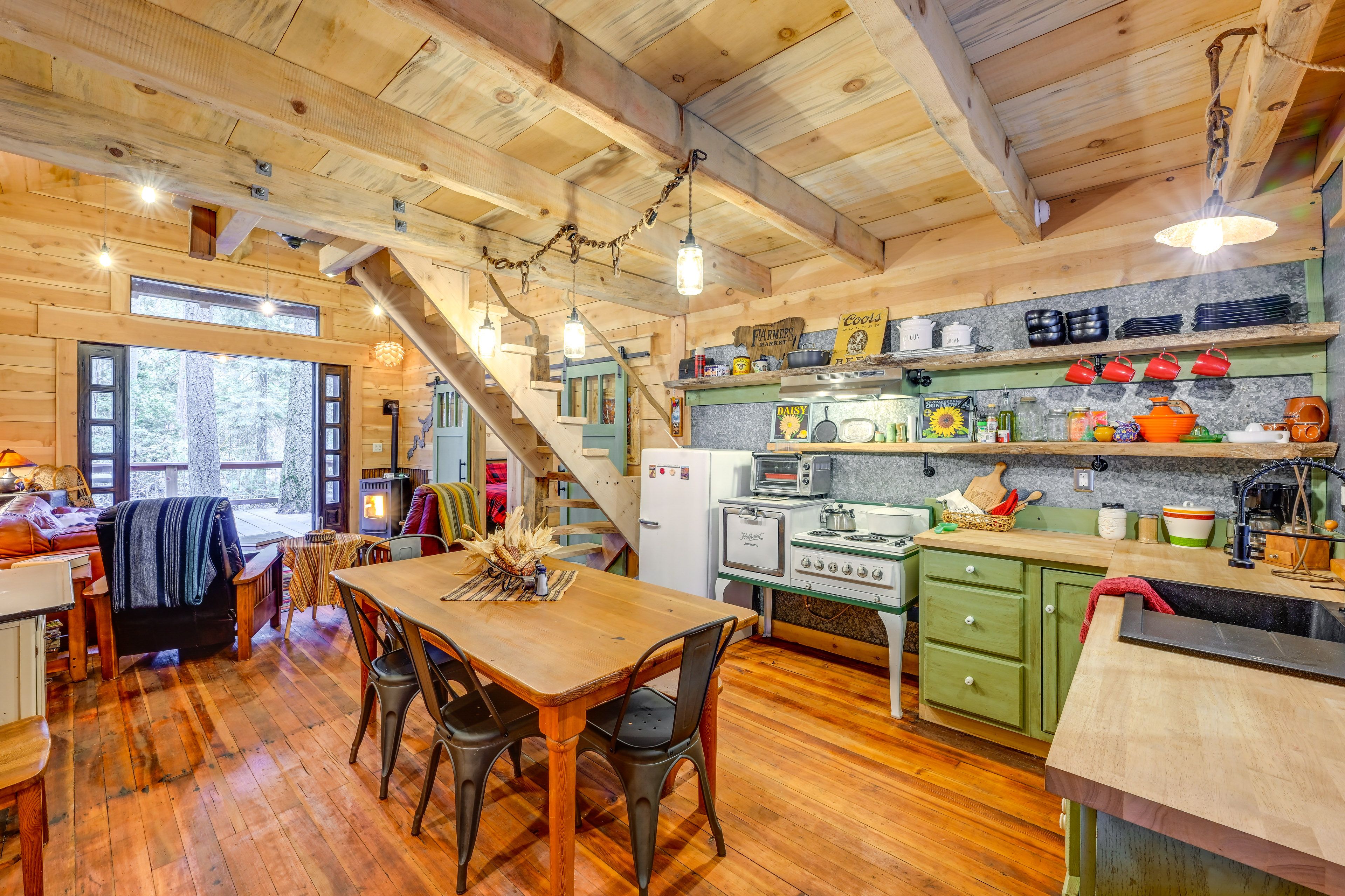 Dining Area | Dishware & Flatware Provided