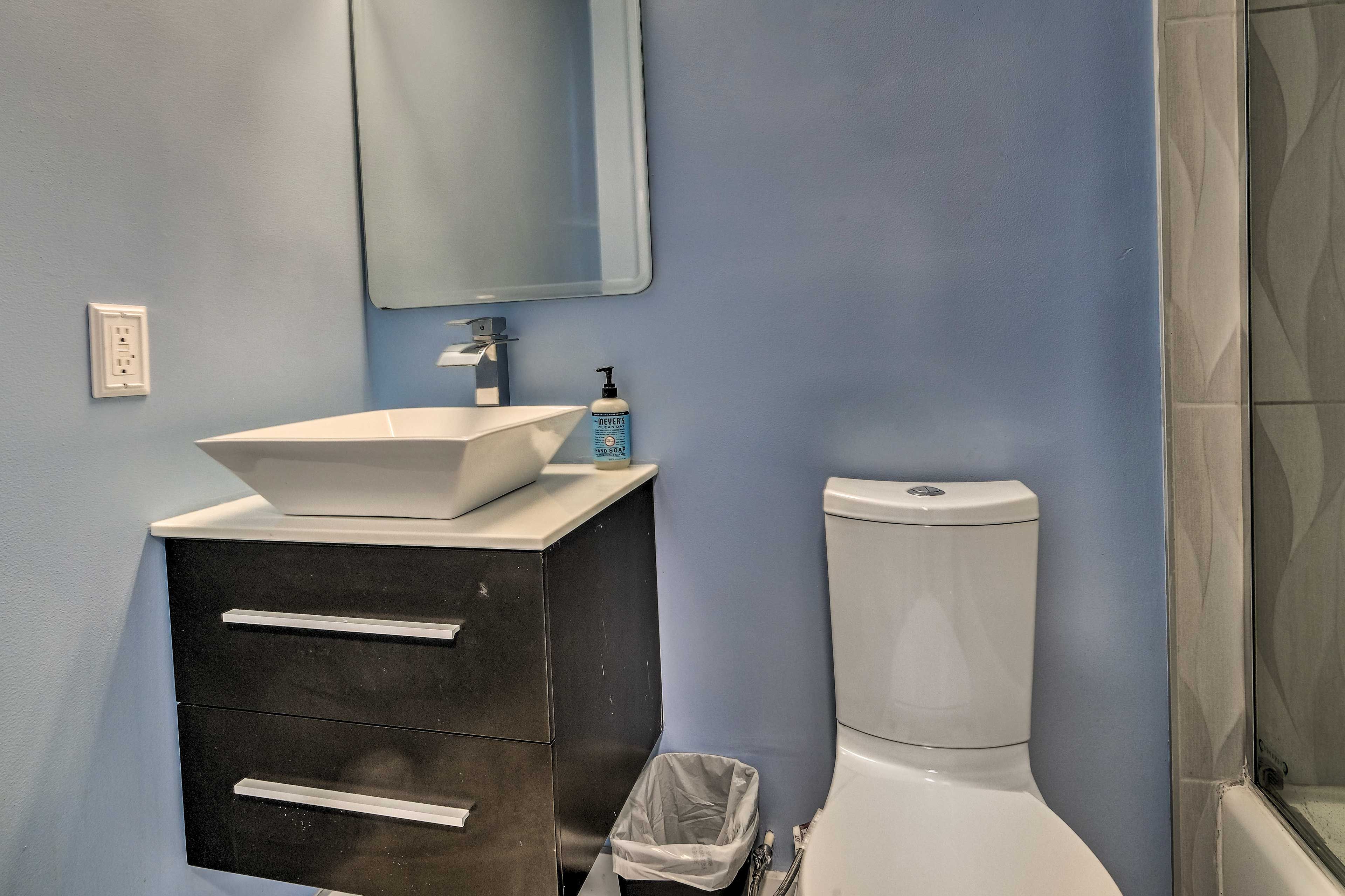 Full Bathroom | Complimentary Toiletries