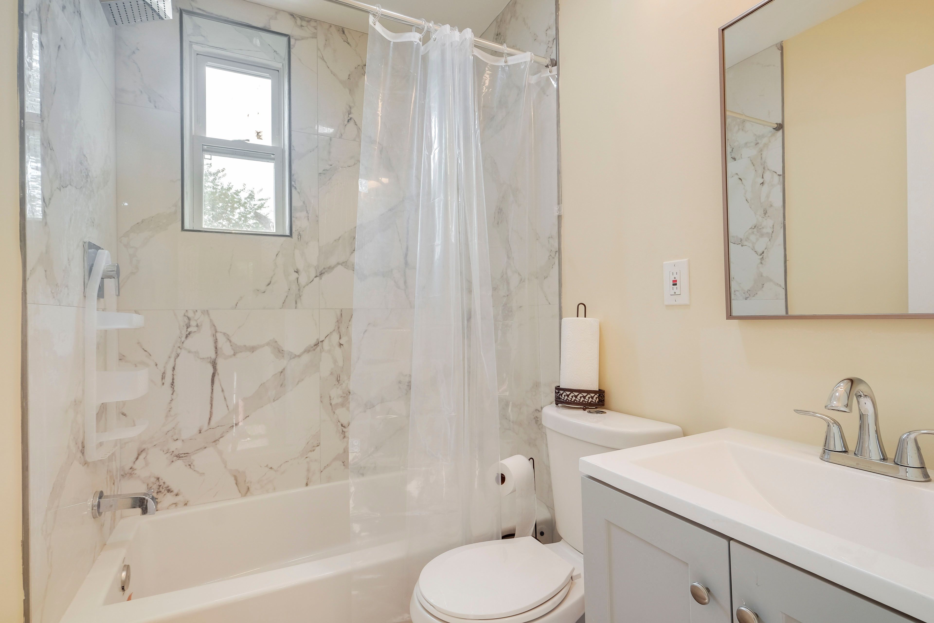Full Bathroom | 2nd Floor | Towels Provided | Complimentary Toiletries
